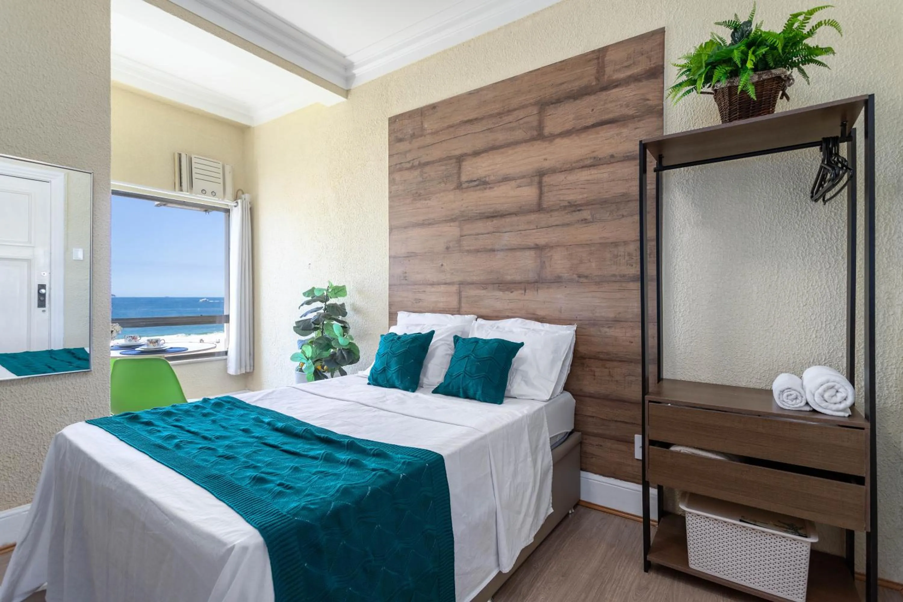 Bedroom, Bed in Deslumbrante vista para a Praia de Copacabana.