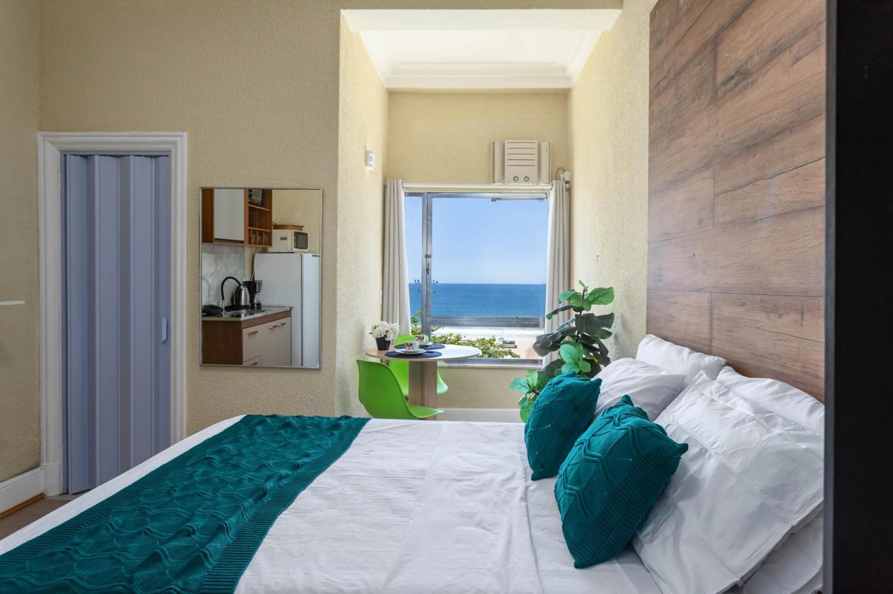 View (from property/room), Bed in Deslumbrante vista para a Praia de Copacabana.