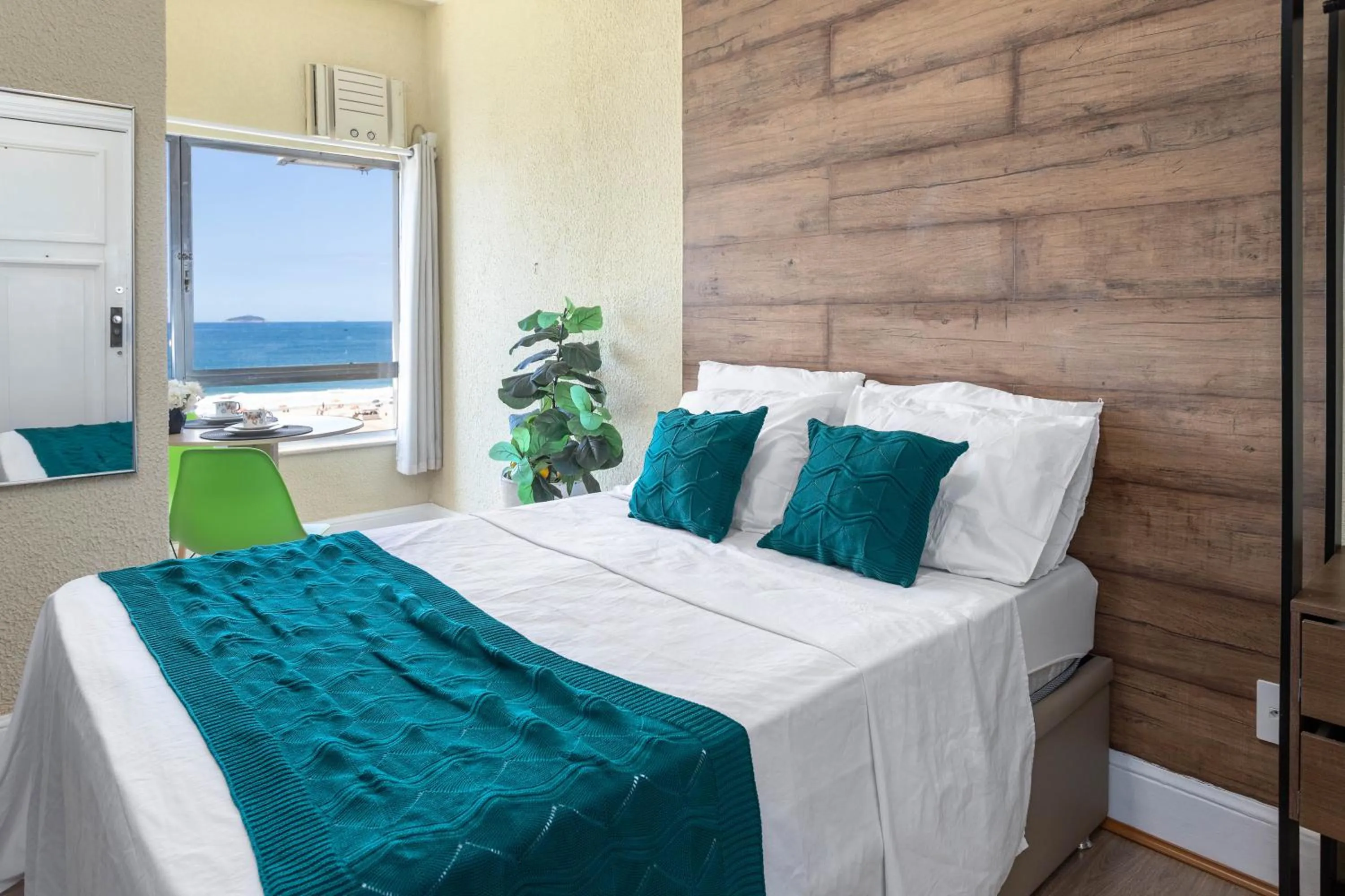 Living room, Bed in Deslumbrante vista para a Praia de Copacabana.