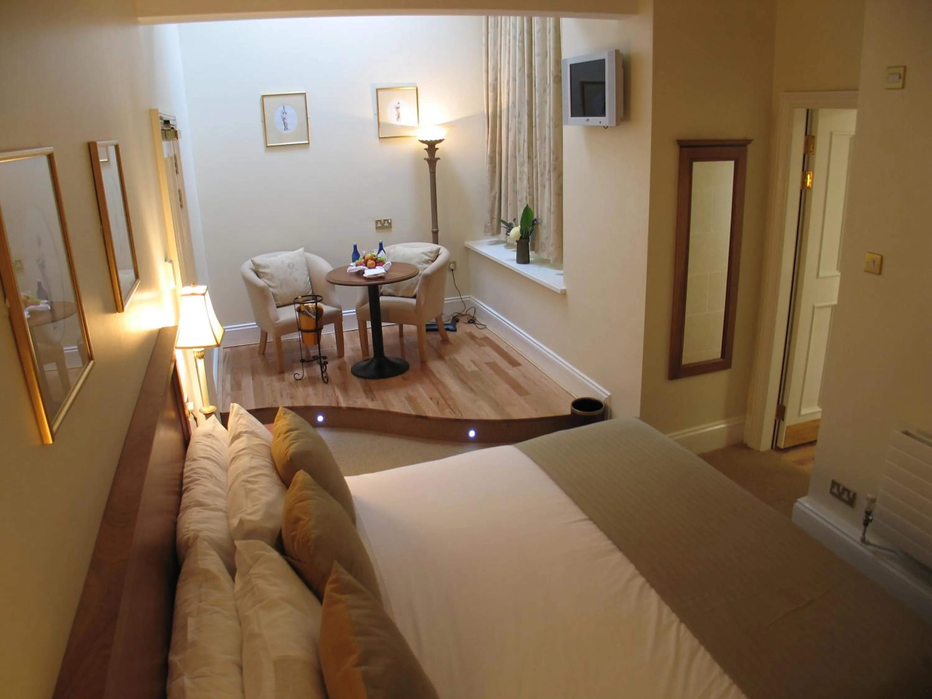 Living room, Bed in Headfort Arms Hotel