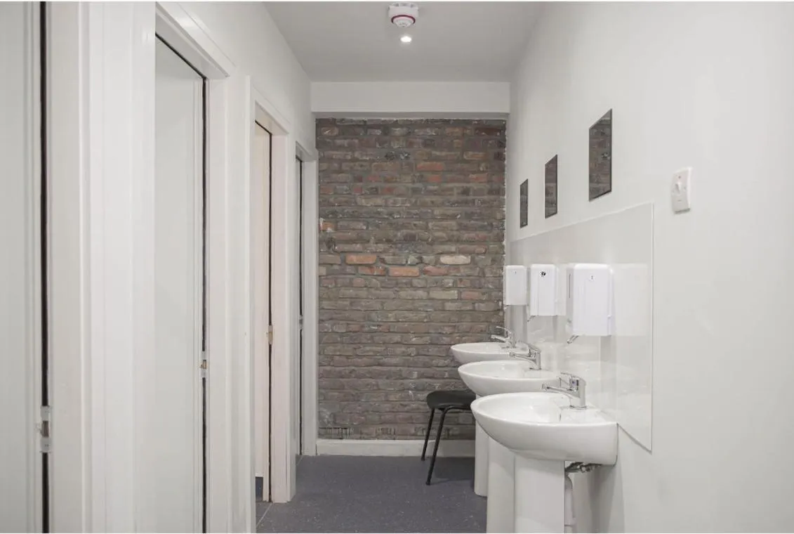 Bathroom in The Dawson Hostel - DUBLIN