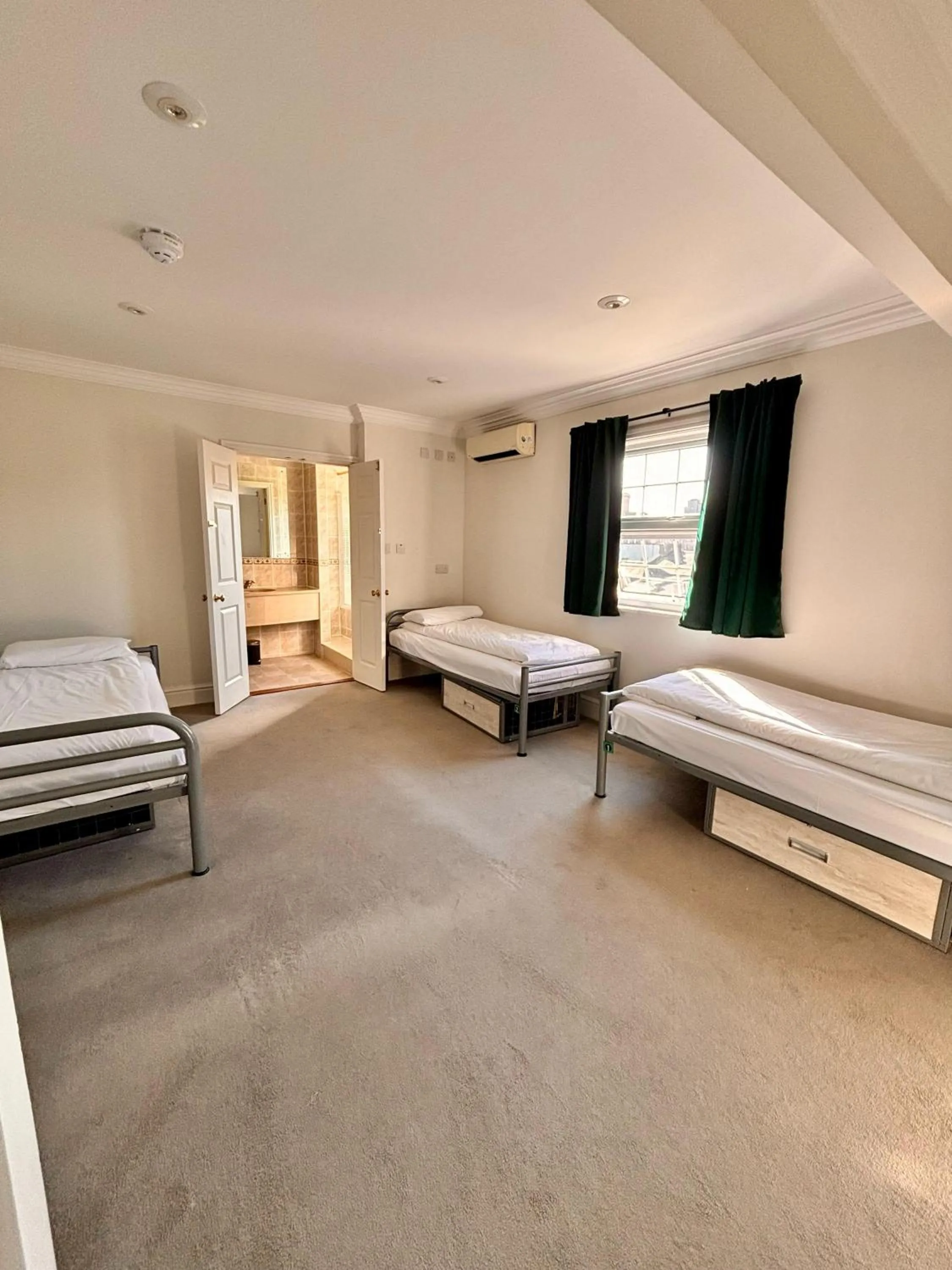 Bedroom, Bed in The Dawson Hostel - DUBLIN