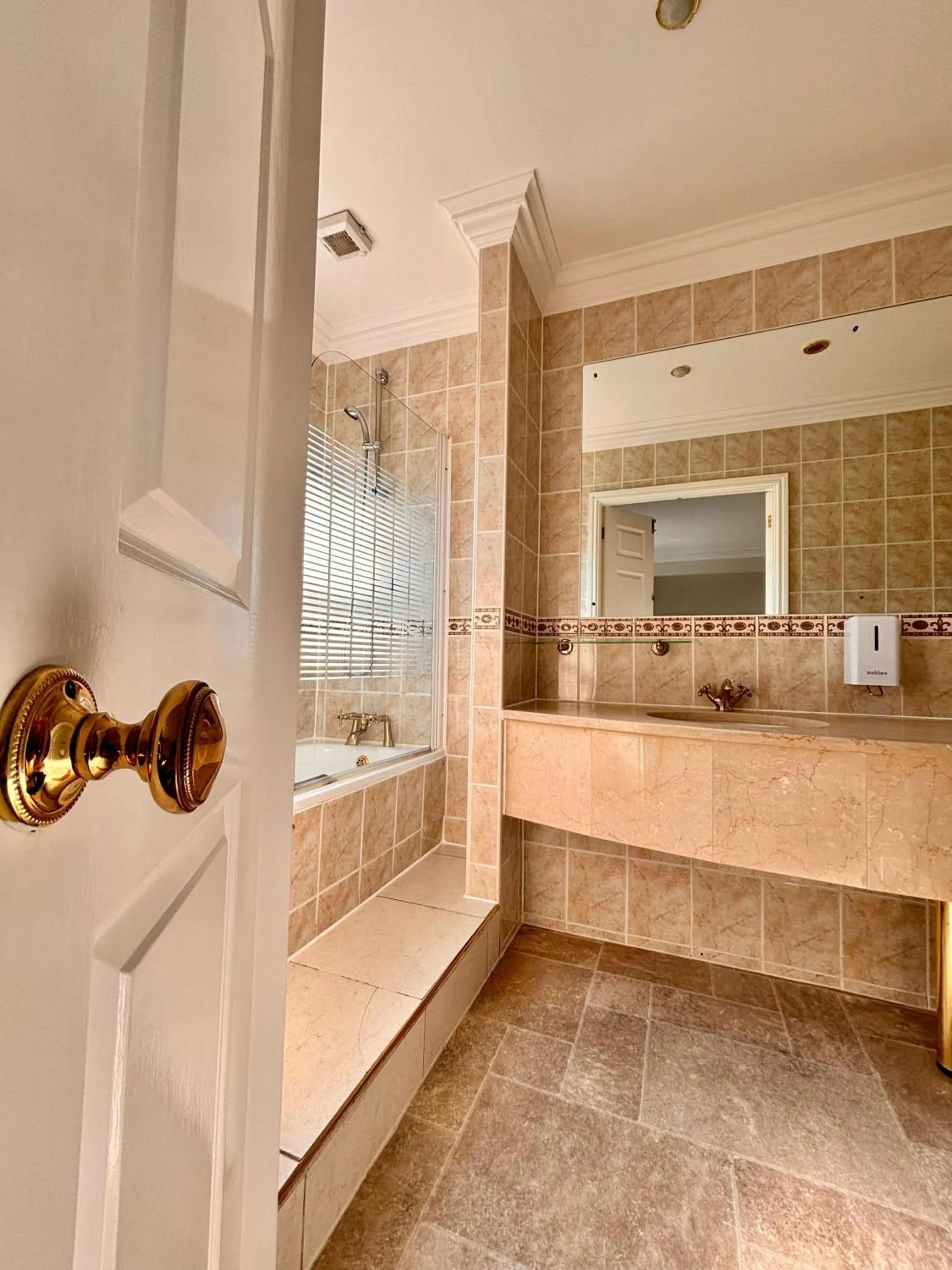 Bathroom in The Dawson Hostel - DUBLIN