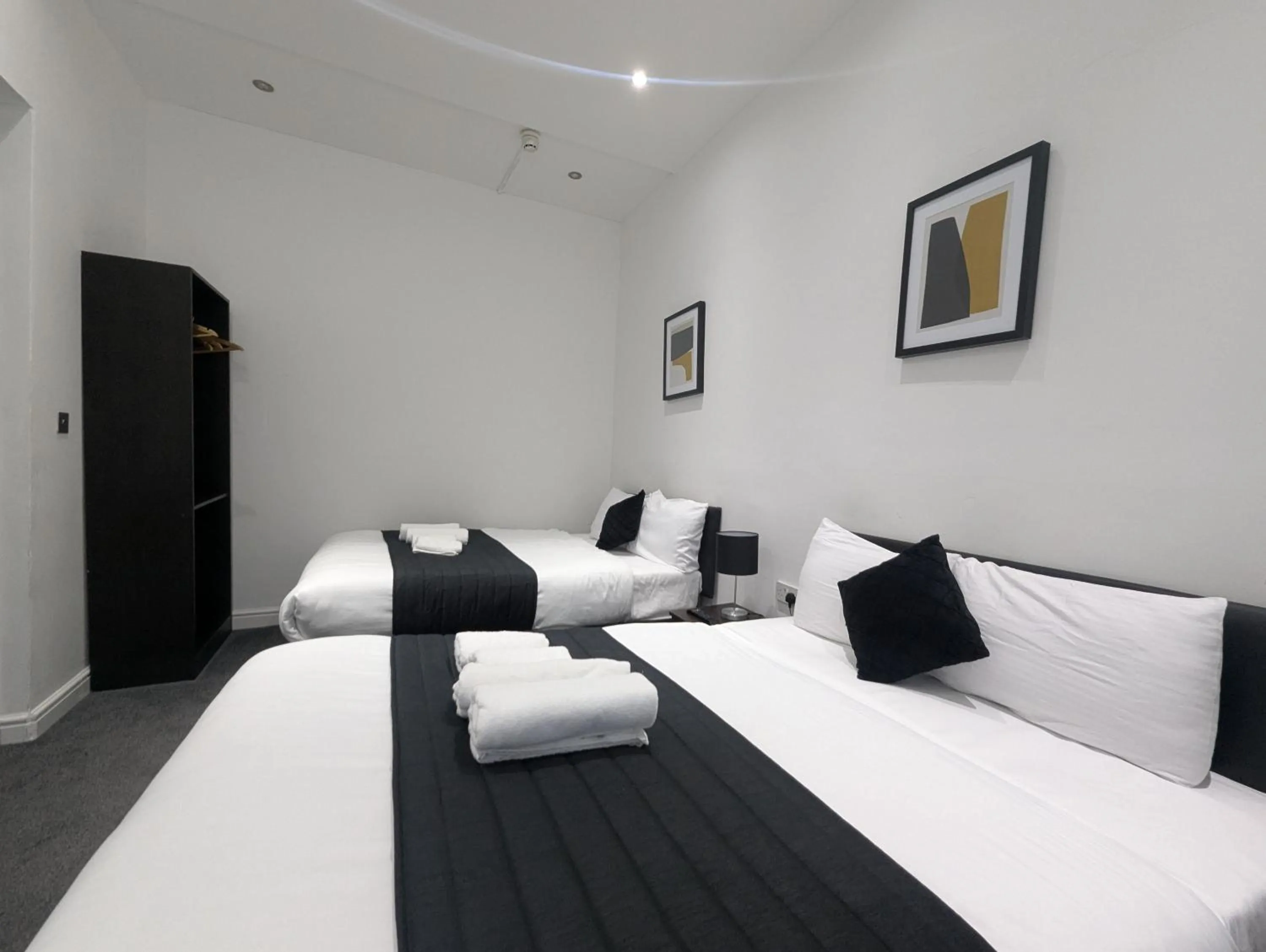 Bed in OYO Firs Lodge London Heathrow