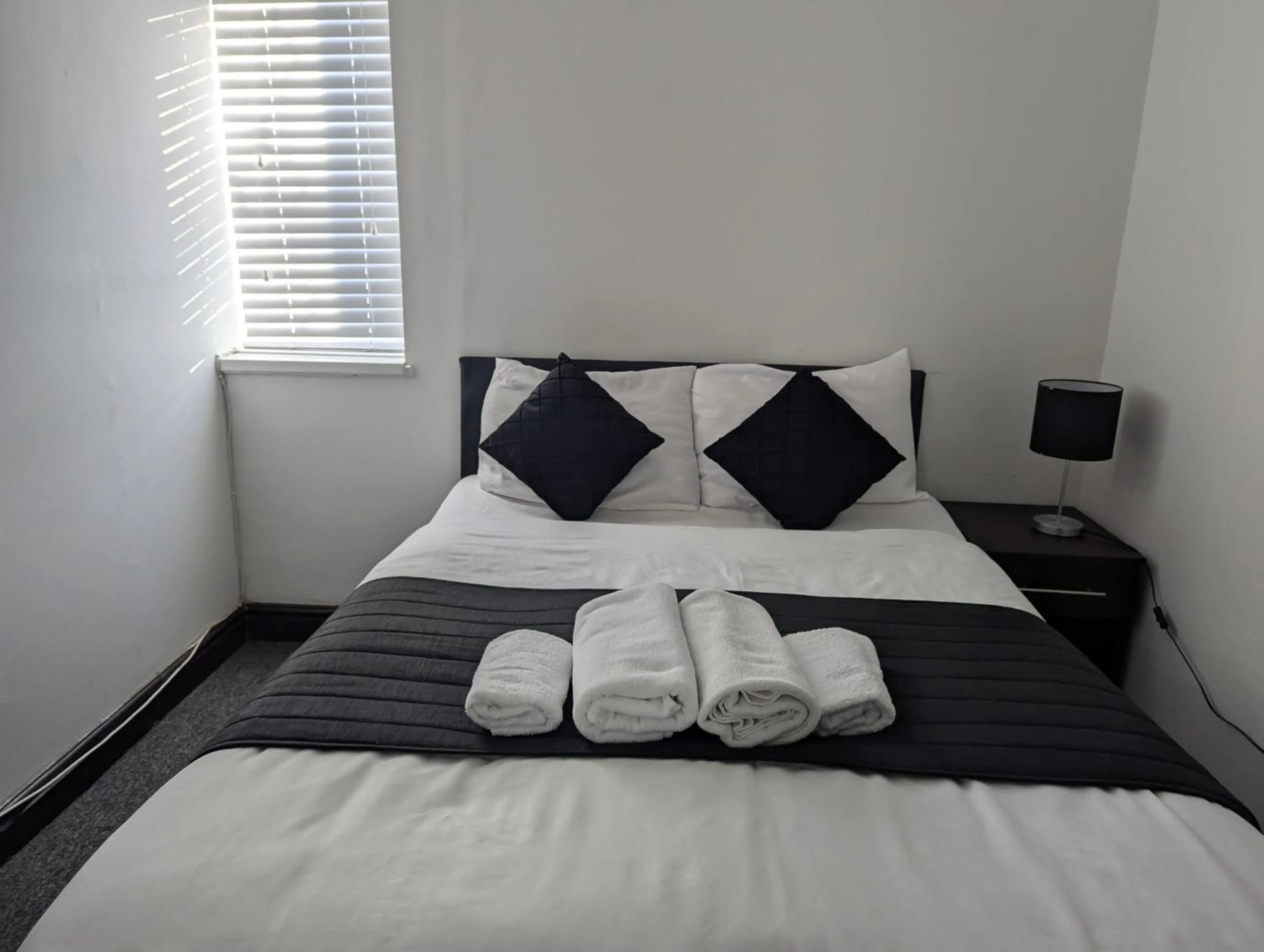 Bedroom, Bed in OYO Firs Lodge London Heathrow