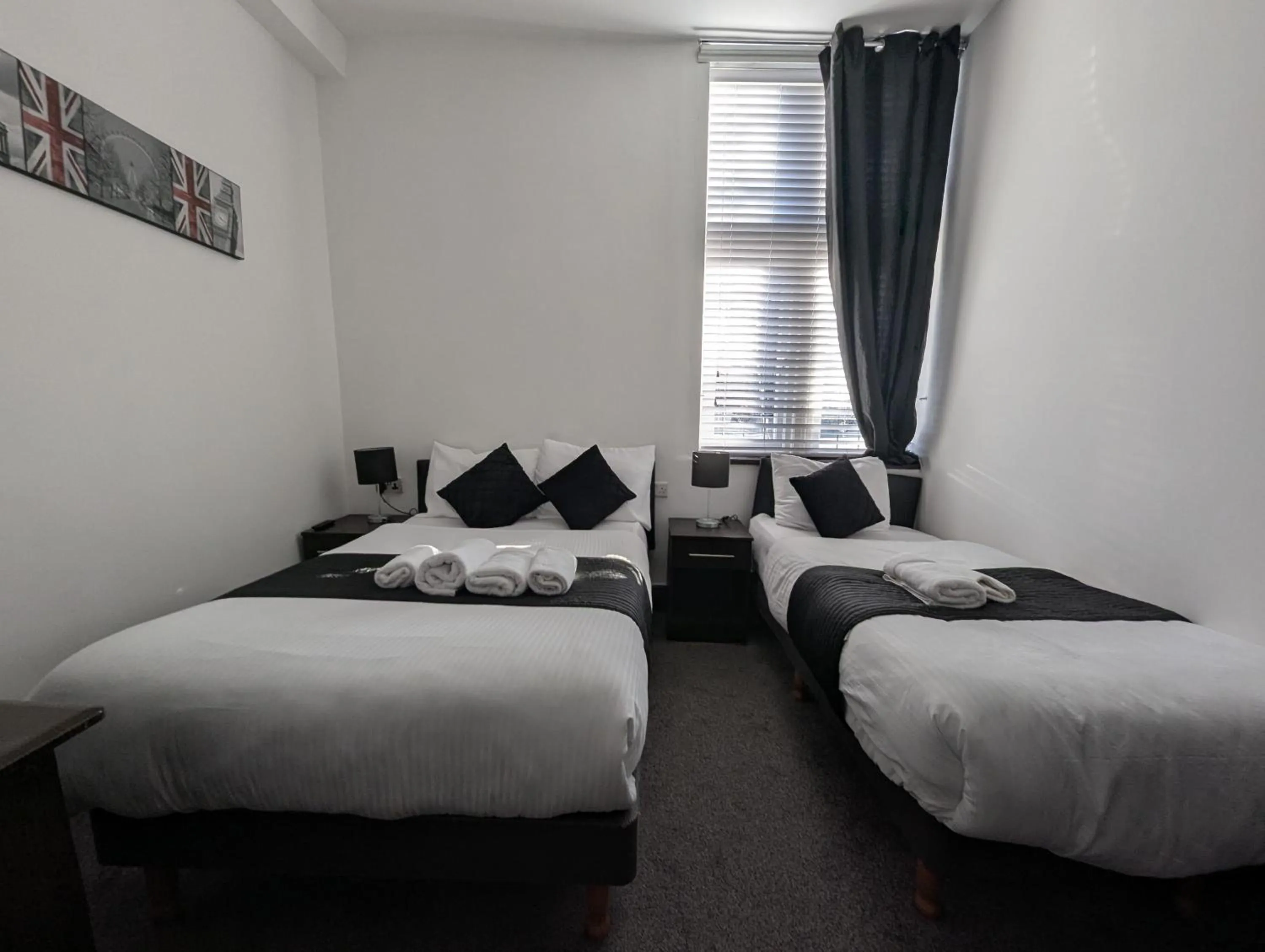 Bed in OYO Firs Lodge London Heathrow