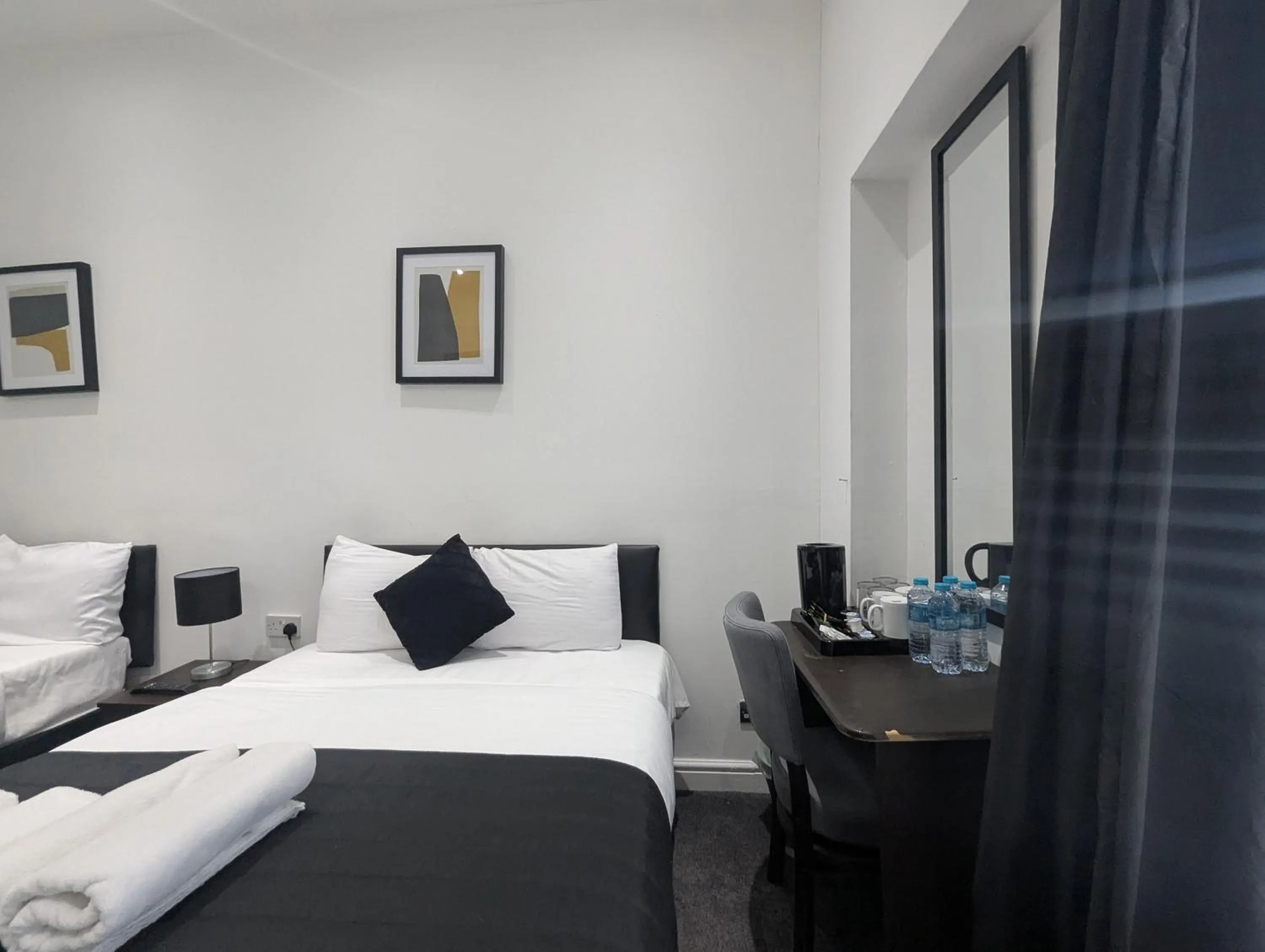 Bedroom, Bed in OYO Firs Lodge London Heathrow