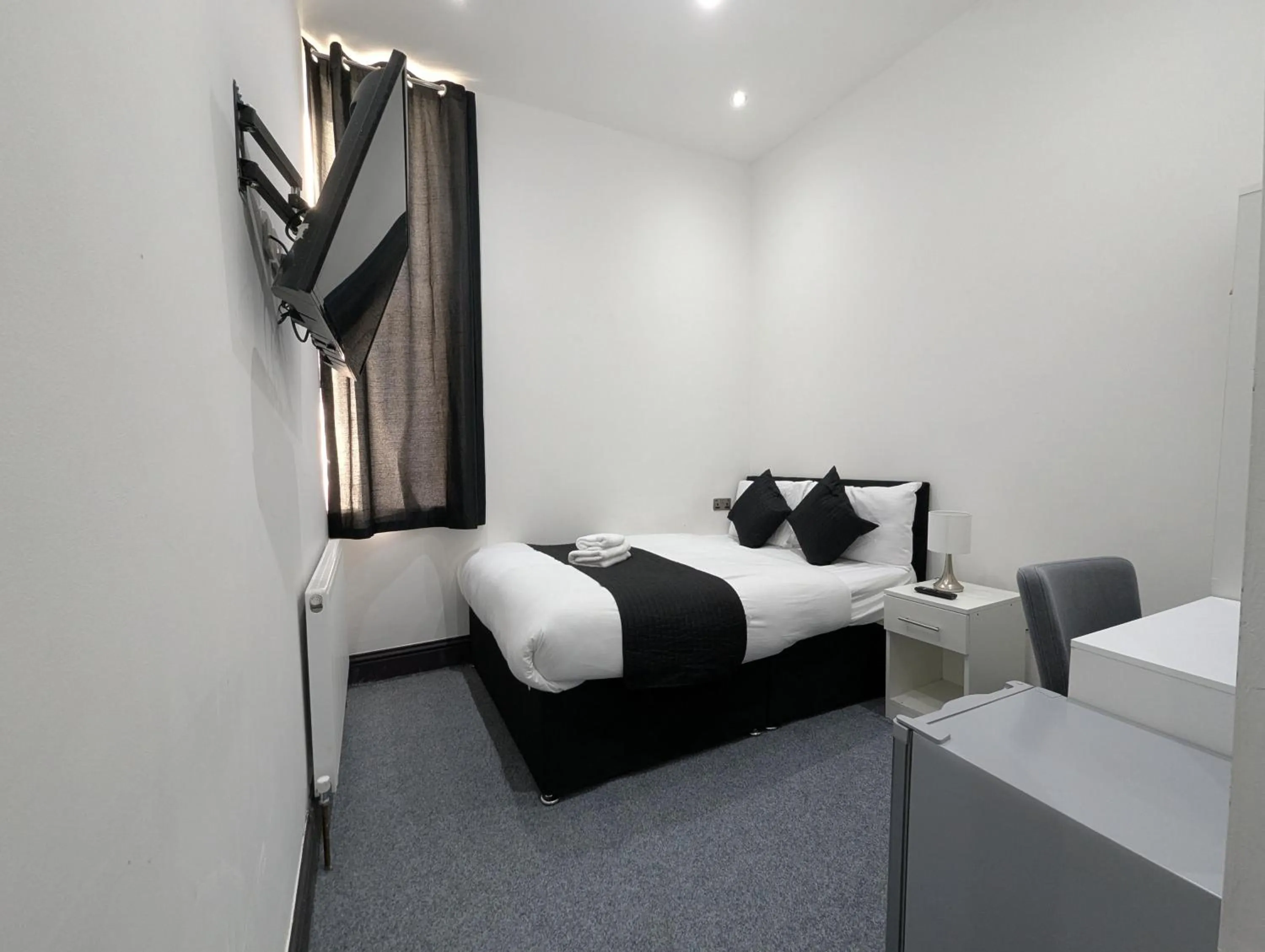 Photo of the whole room, Bed in OYO Firs Lodge London Heathrow