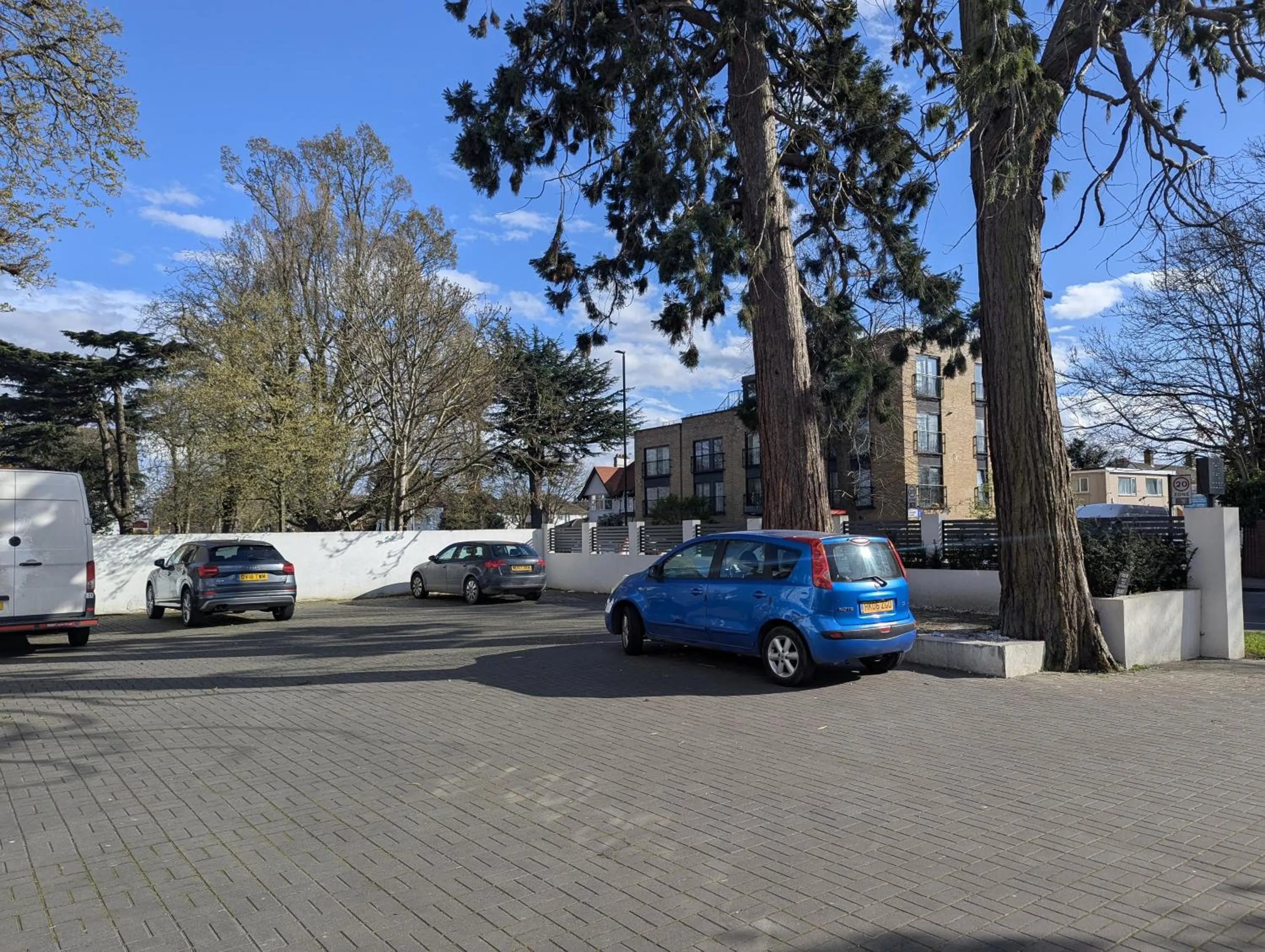 Parking in OYO Firs Lodge London Heathrow