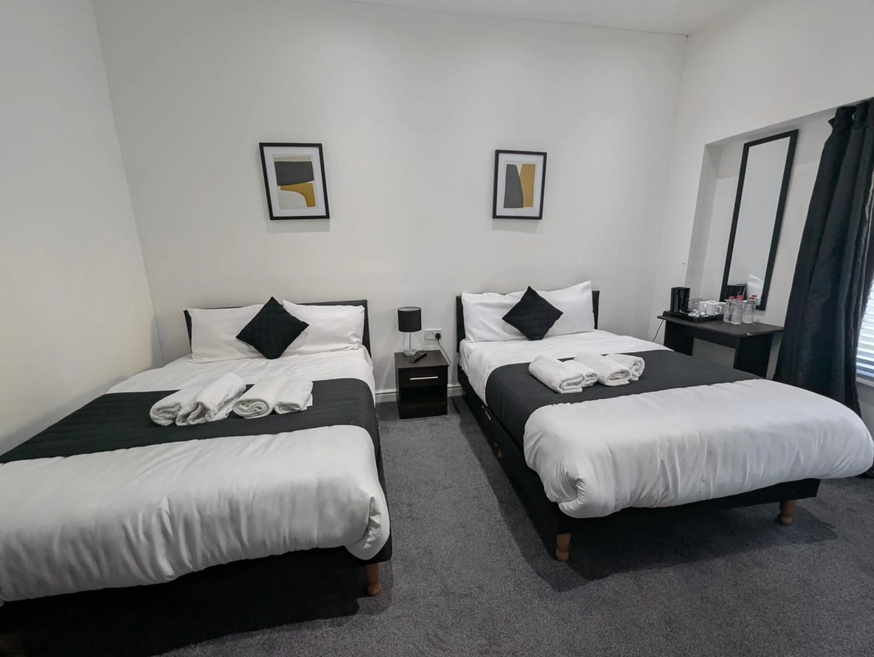 Bedroom, Bed in OYO Firs Lodge London Heathrow
