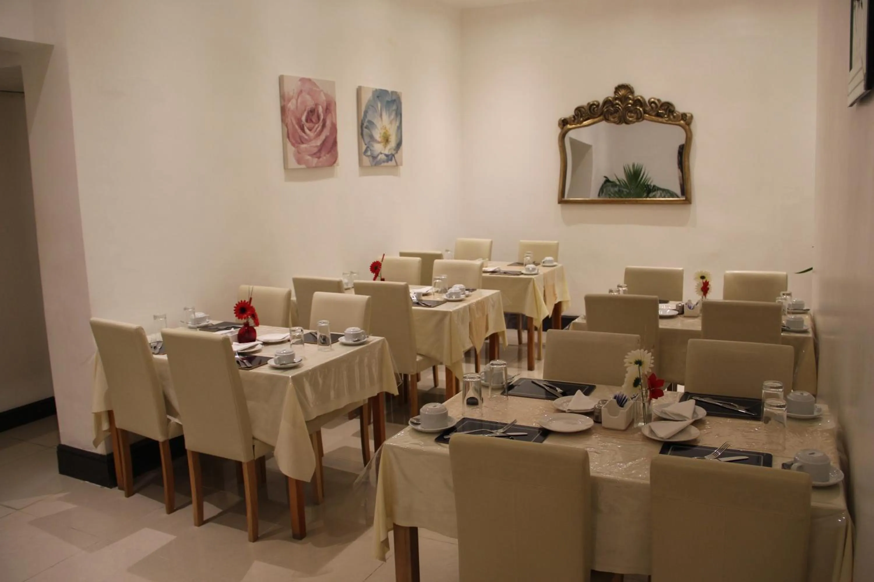 Restaurant/places to eat in OYO Firs Lodge London Heathrow