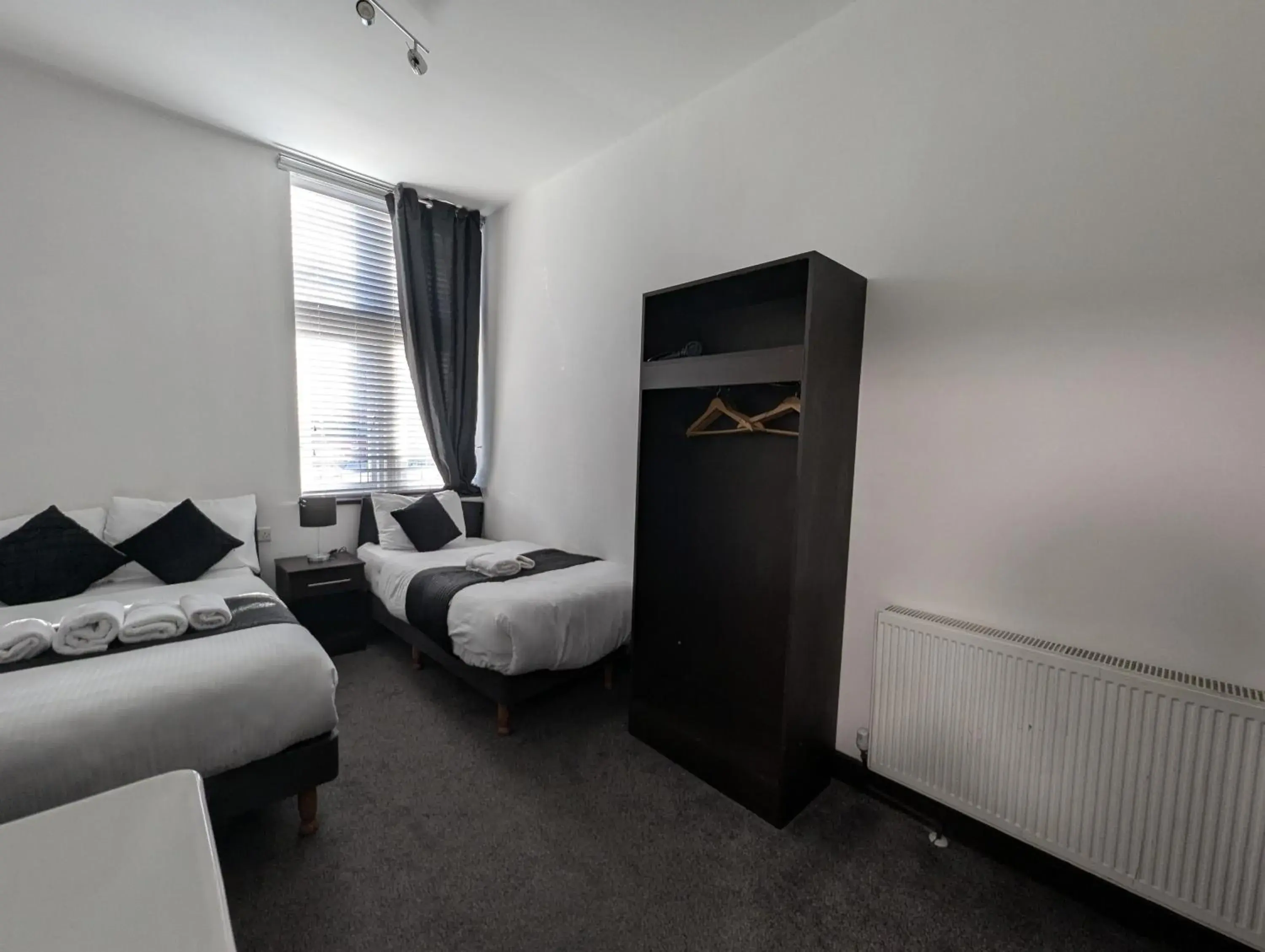 Family Room (3 Adults) in OYO Firs Lodge London Heathrow Family Room (3 Adults) in OYO Firs Lodge London Heathrow