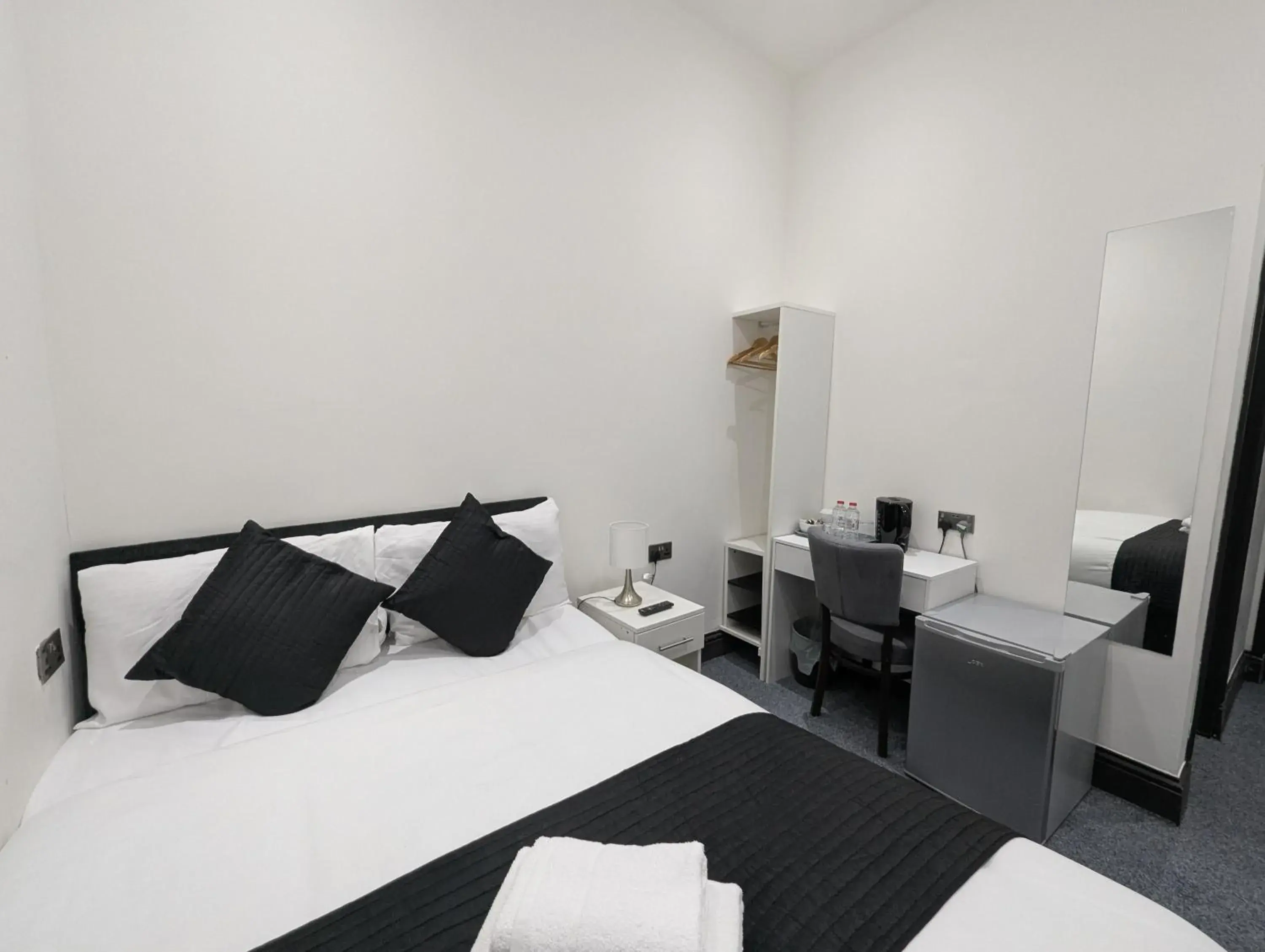 Bedroom, Bed in OYO Firs Lodge London Heathrow Bedroom, Bed in OYO Firs Lodge London Heathrow