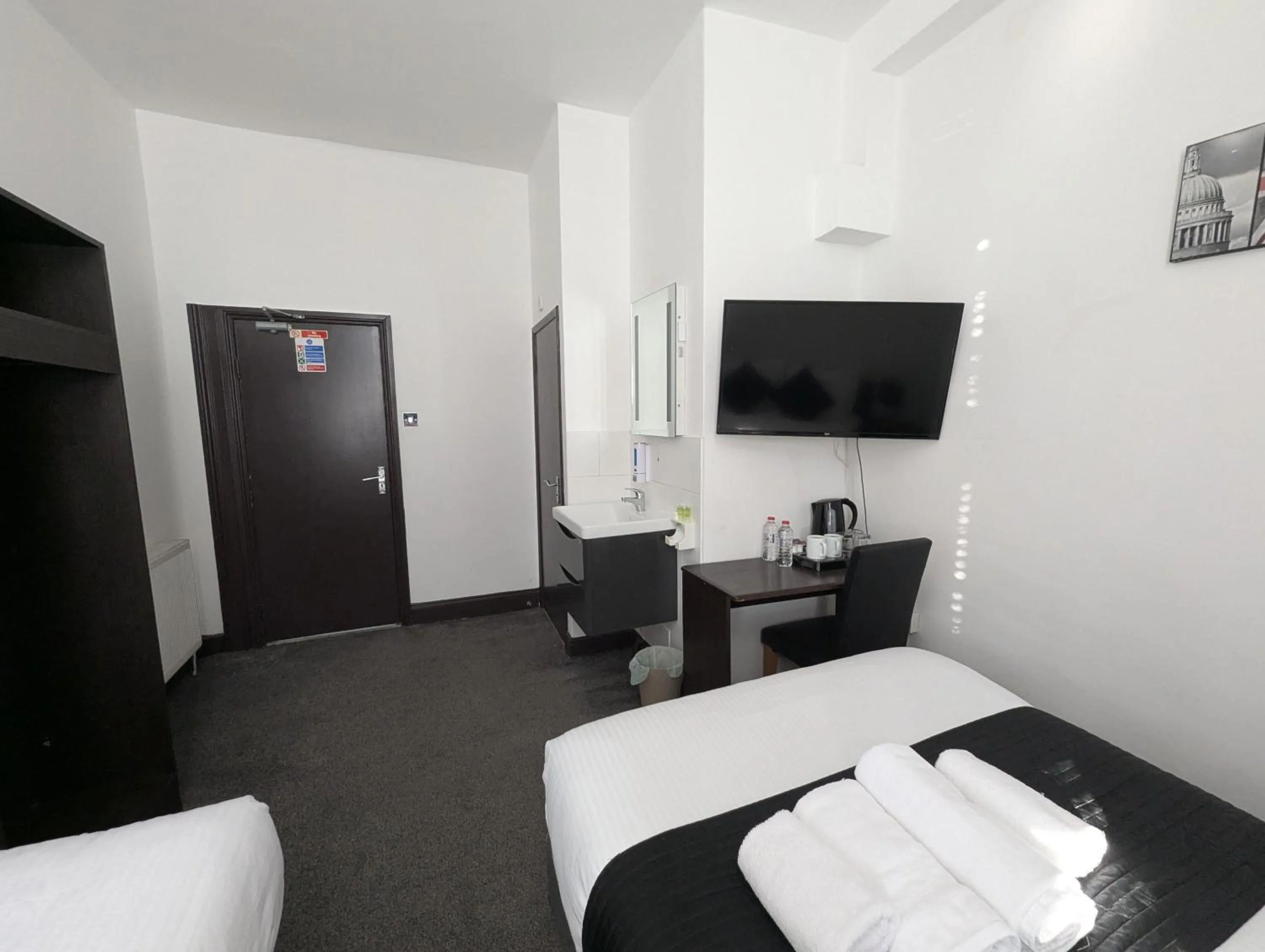 Photo of the whole room, Bed in OYO Firs Lodge London Heathrow