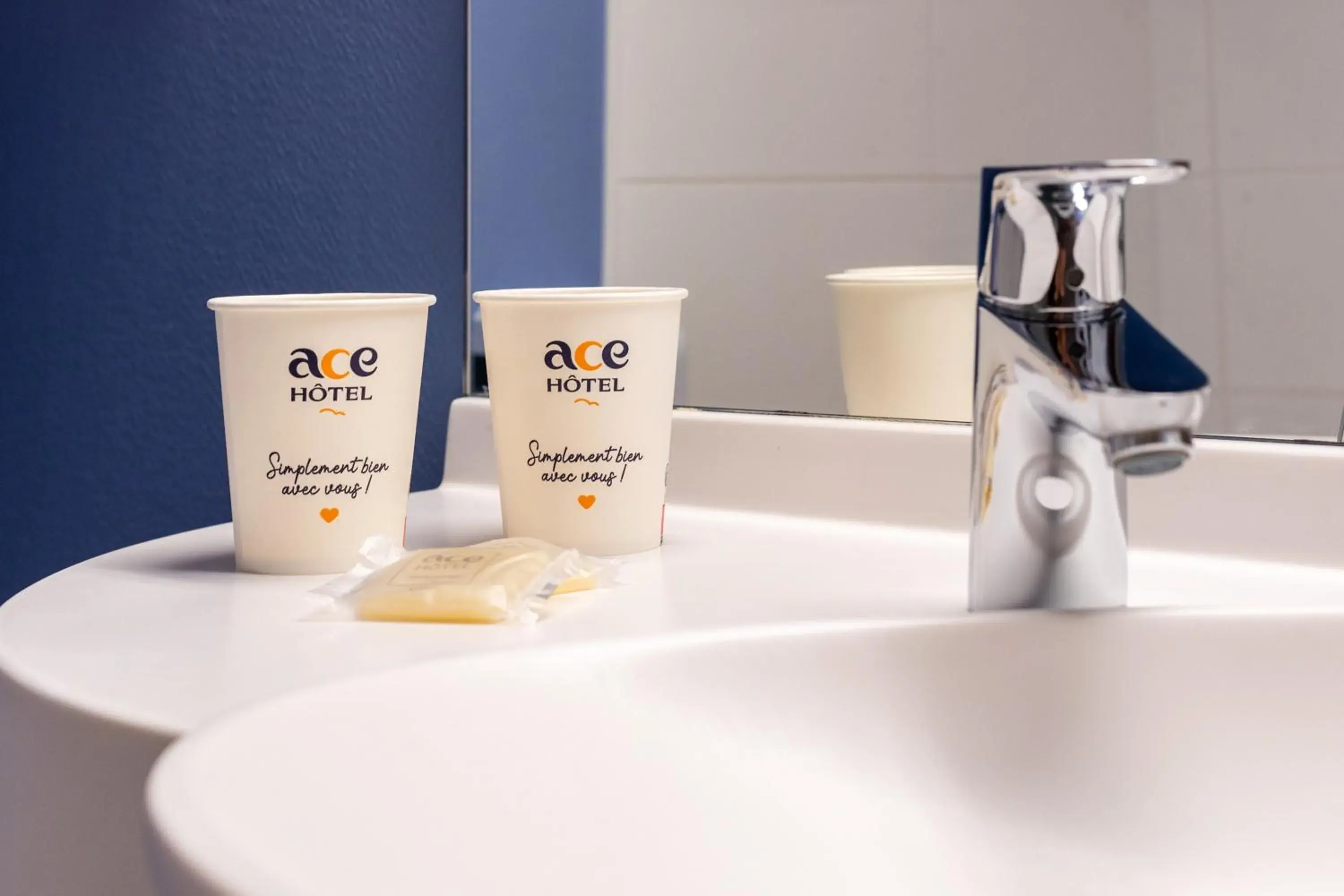 King Room with Roll-In Shower - Disability Access in Ace Hôtel Clermont Ferrand La Pardieu King Room with Roll-In Shower - Disability Access in Ace Hôtel Clermont Ferrand La Pardieu