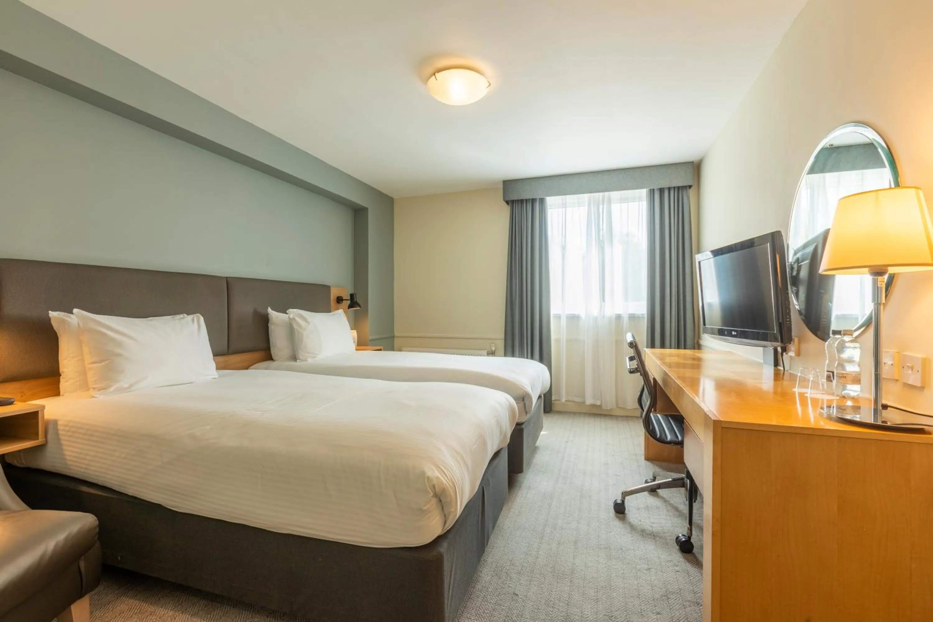 Photo of the whole room, Bed in Holiday Inn Brentwood by IHG