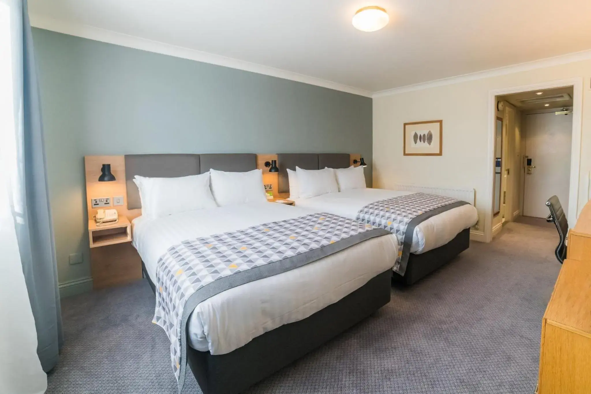 Photo of the whole room, Bed in Holiday Inn Brentwood by IHG Photo of the whole room, Bed in Holiday Inn Brentwood by IHG