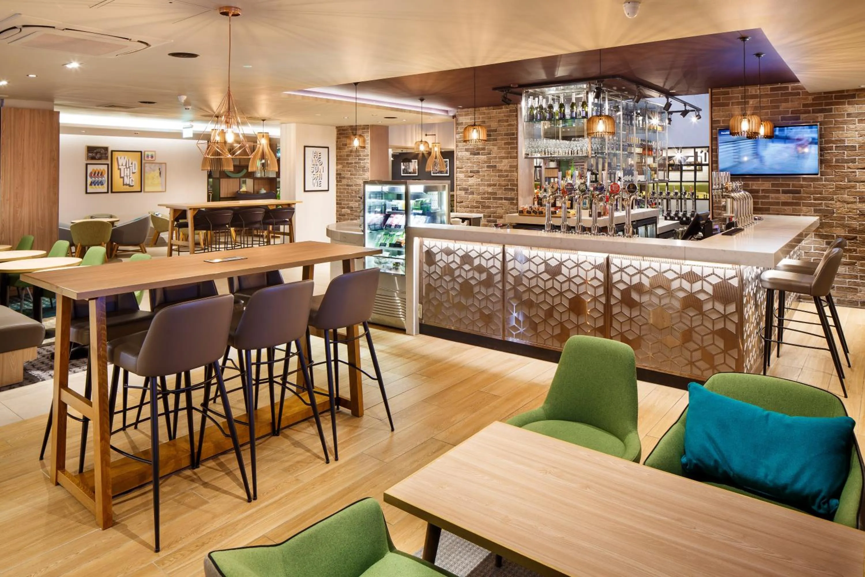 Lounge or bar in Holiday Inn Brentwood by IHG