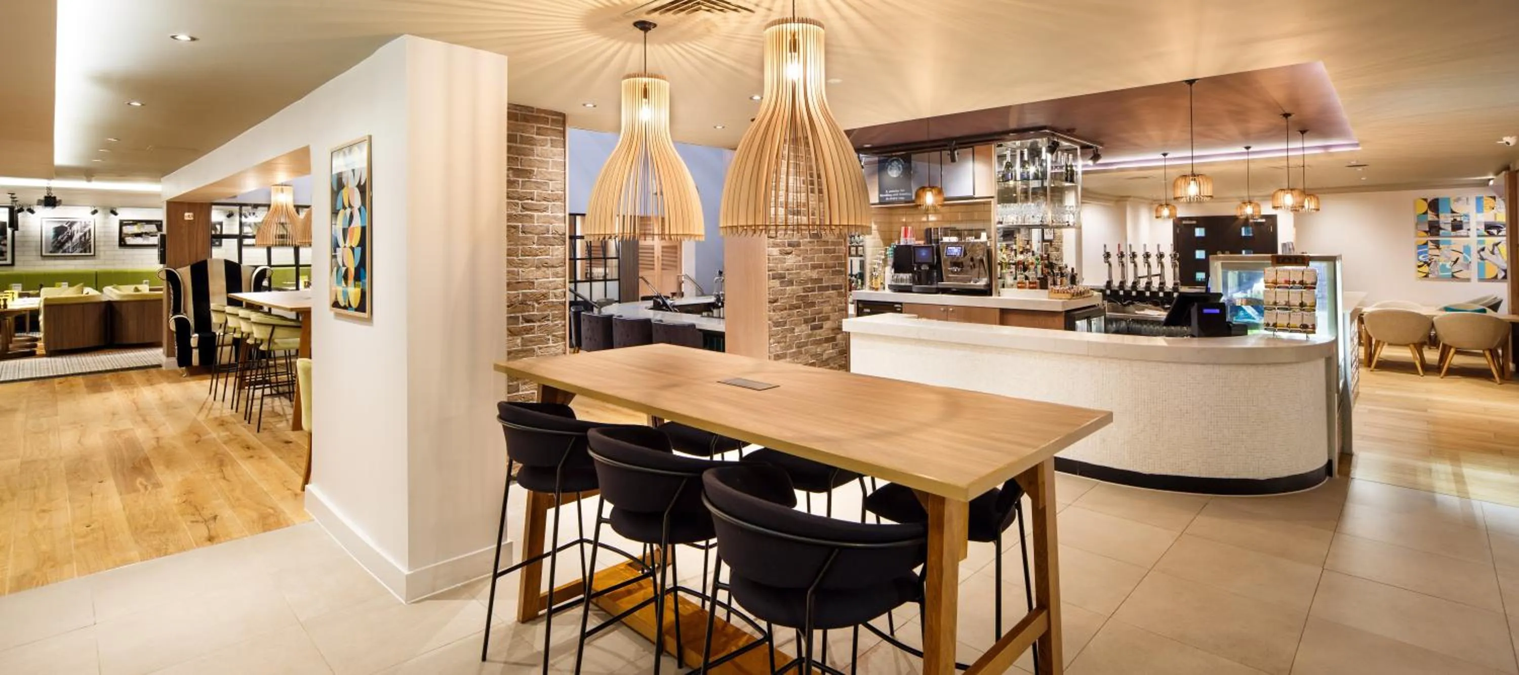 Lounge or bar in Holiday Inn Brentwood by IHG