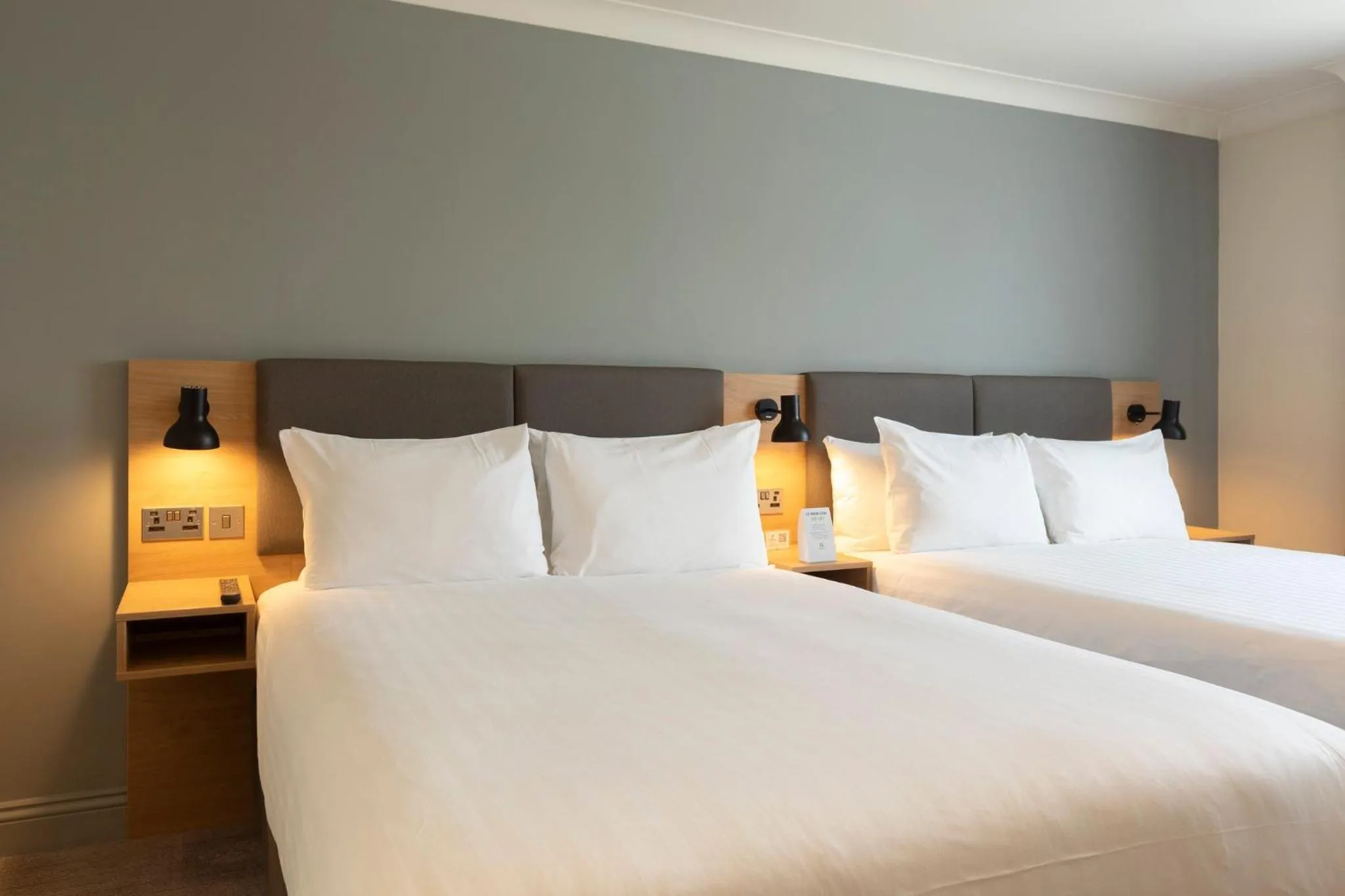 Photo of the whole room, Bed in Holiday Inn Brentwood by IHG