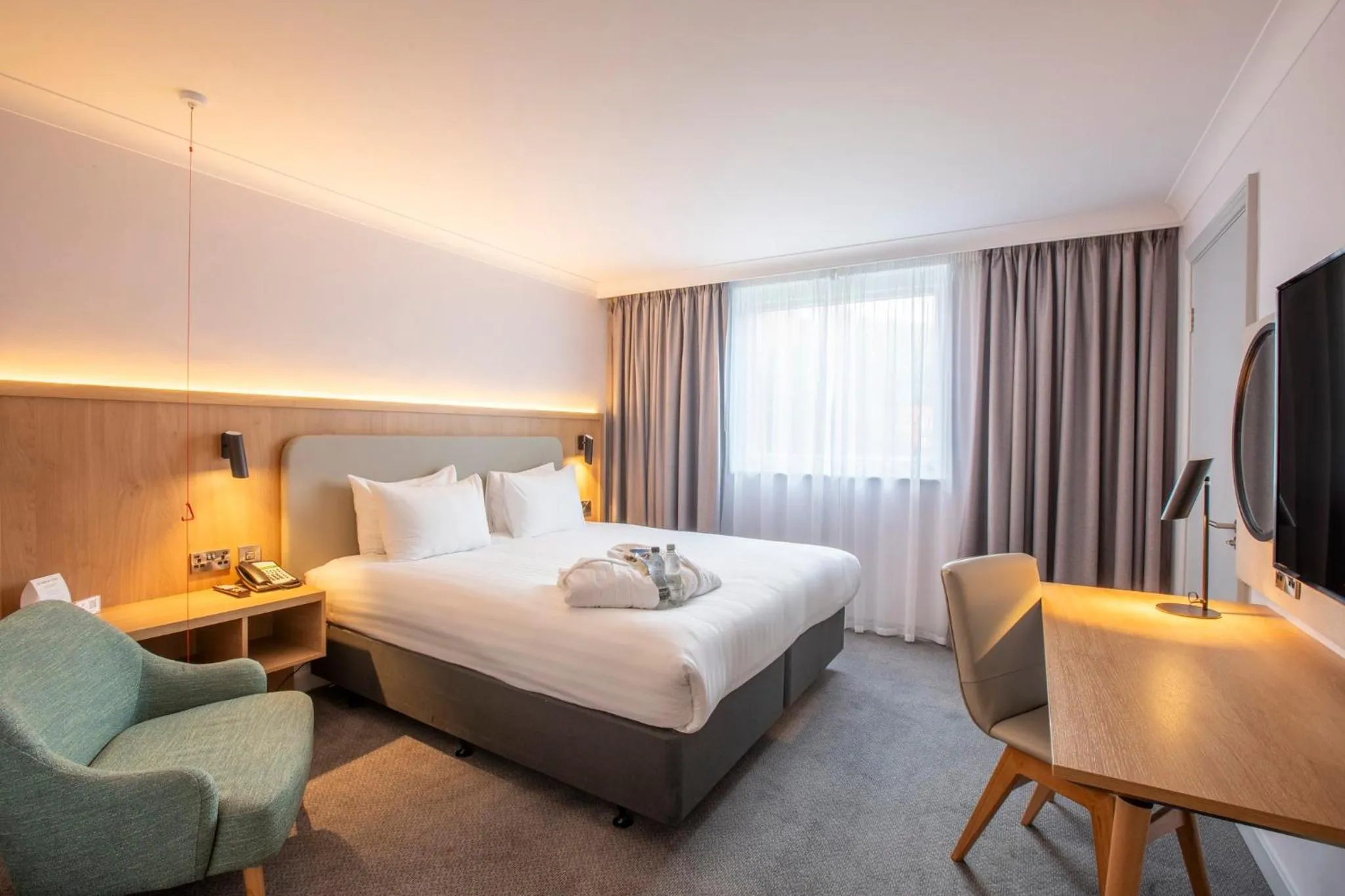 Photo of the whole room, Bed in Holiday Inn Brentwood by IHG