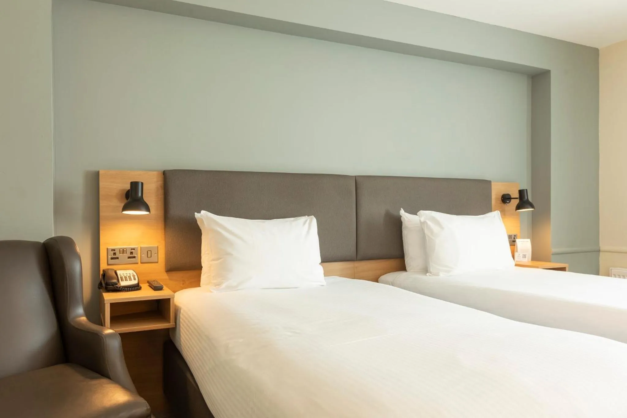 Photo of the whole room, Bed in Holiday Inn Brentwood by IHG