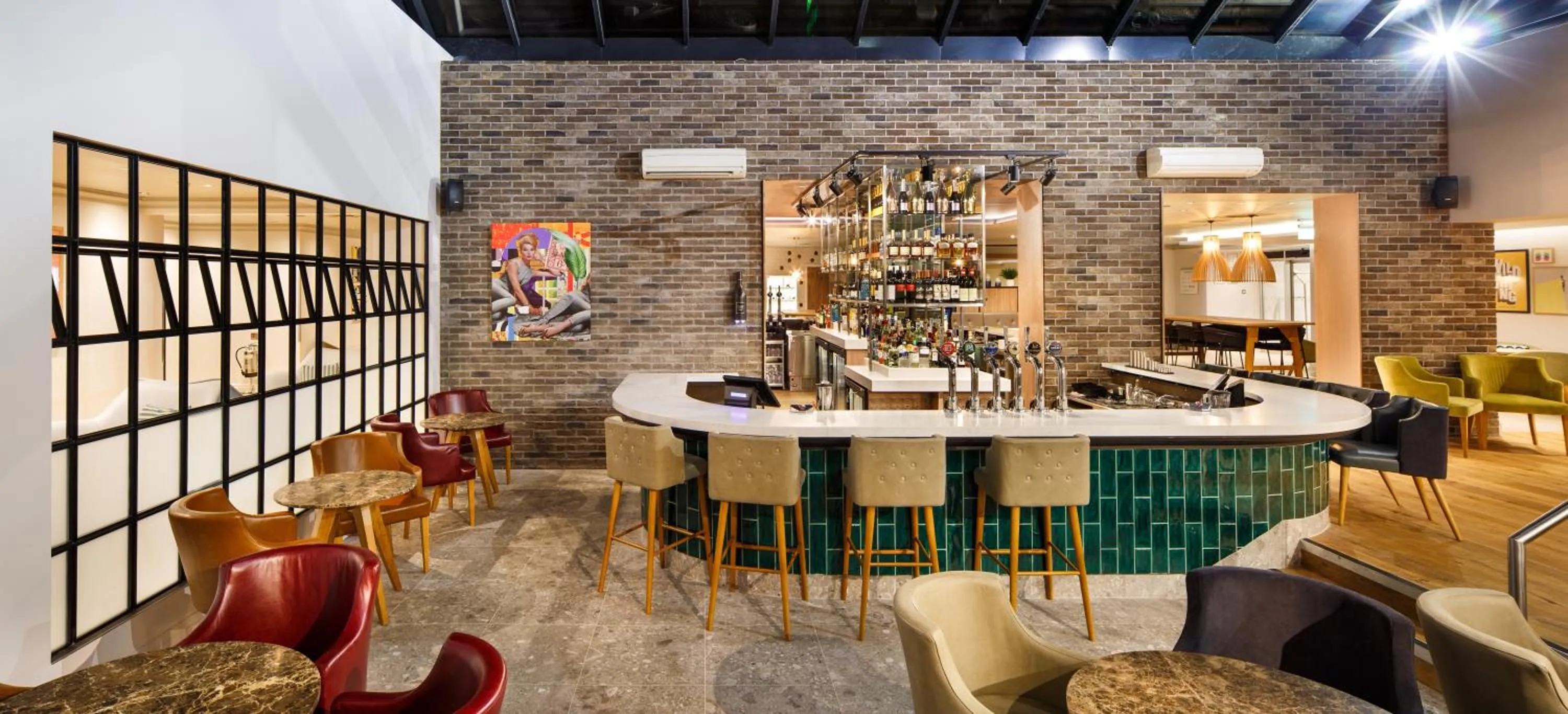 Lounge or bar in Holiday Inn Brentwood by IHG