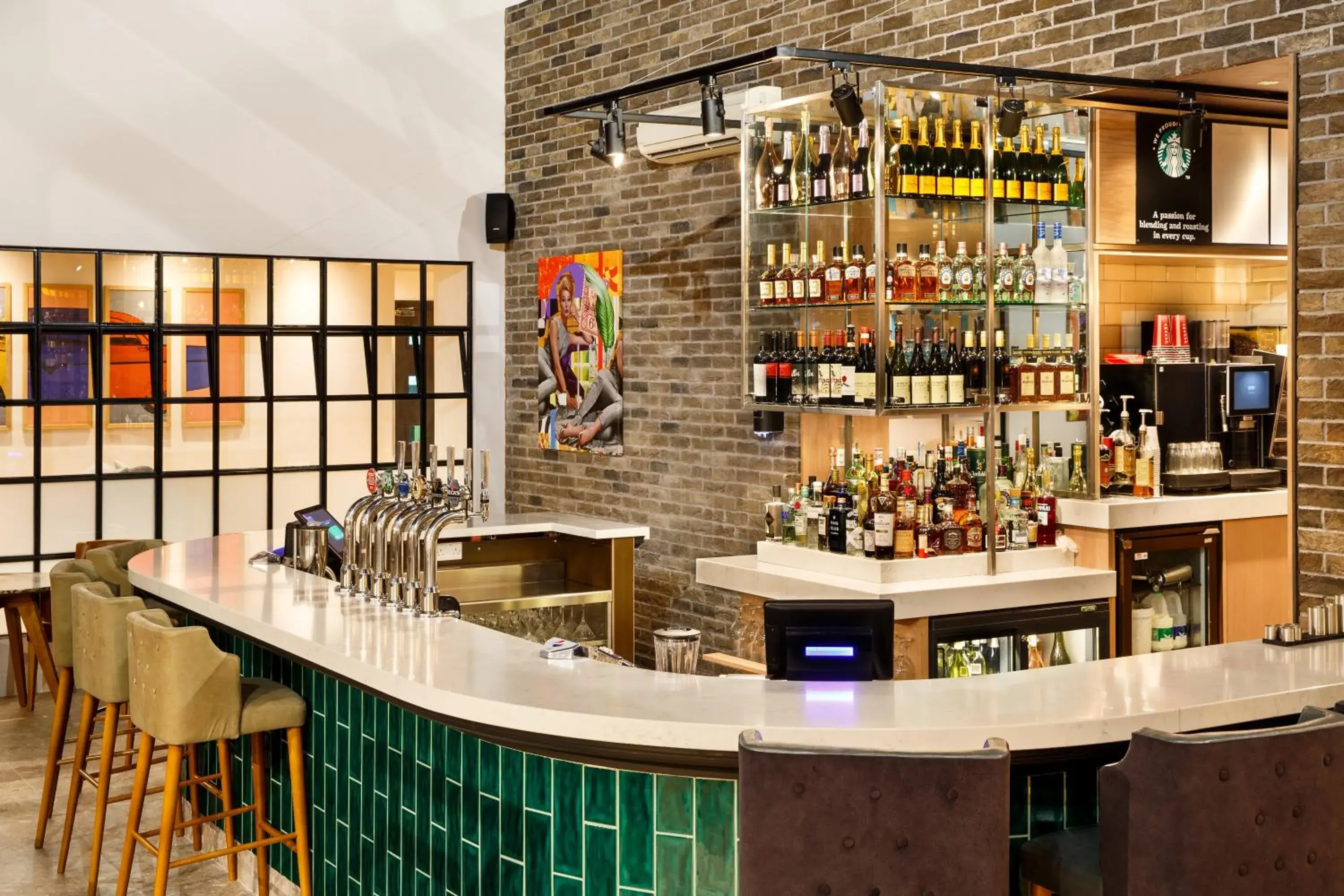 Lounge or bar in Holiday Inn Brentwood by IHG Lounge or bar in Holiday Inn Brentwood by IHG