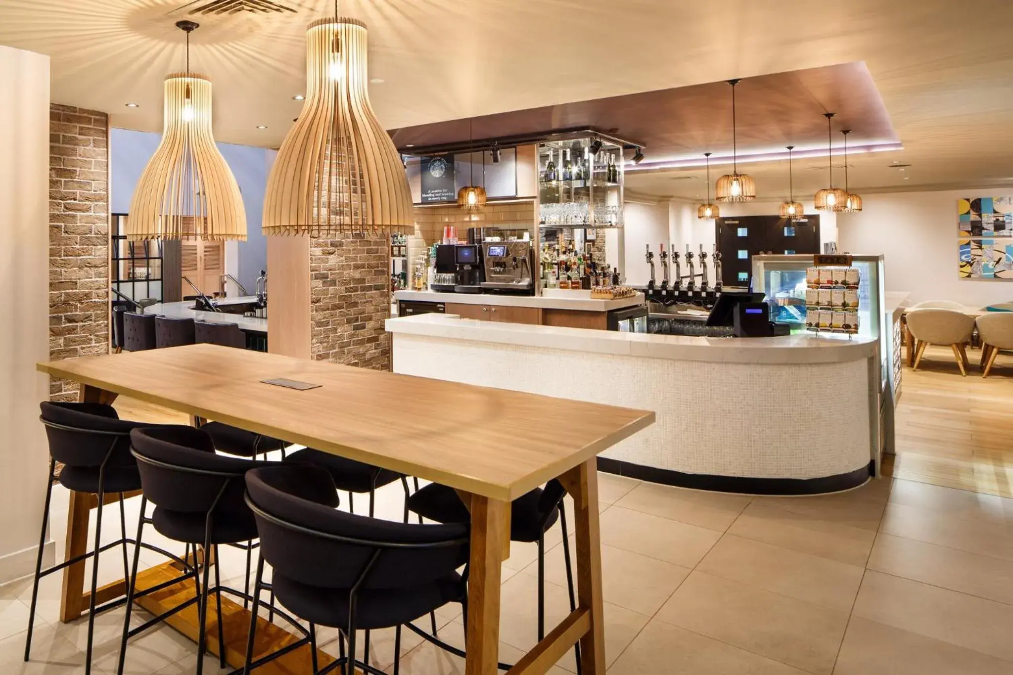 Lounge or bar in Holiday Inn Brentwood by IHG Lounge or bar in Holiday Inn Brentwood by IHG