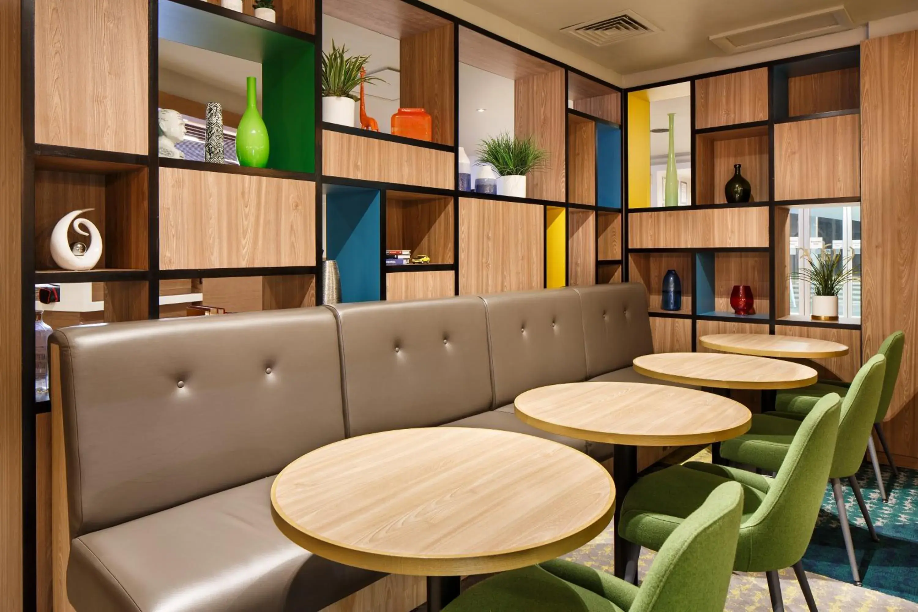 Lounge or bar in Holiday Inn Brentwood by IHG Lounge or bar in Holiday Inn Brentwood by IHG