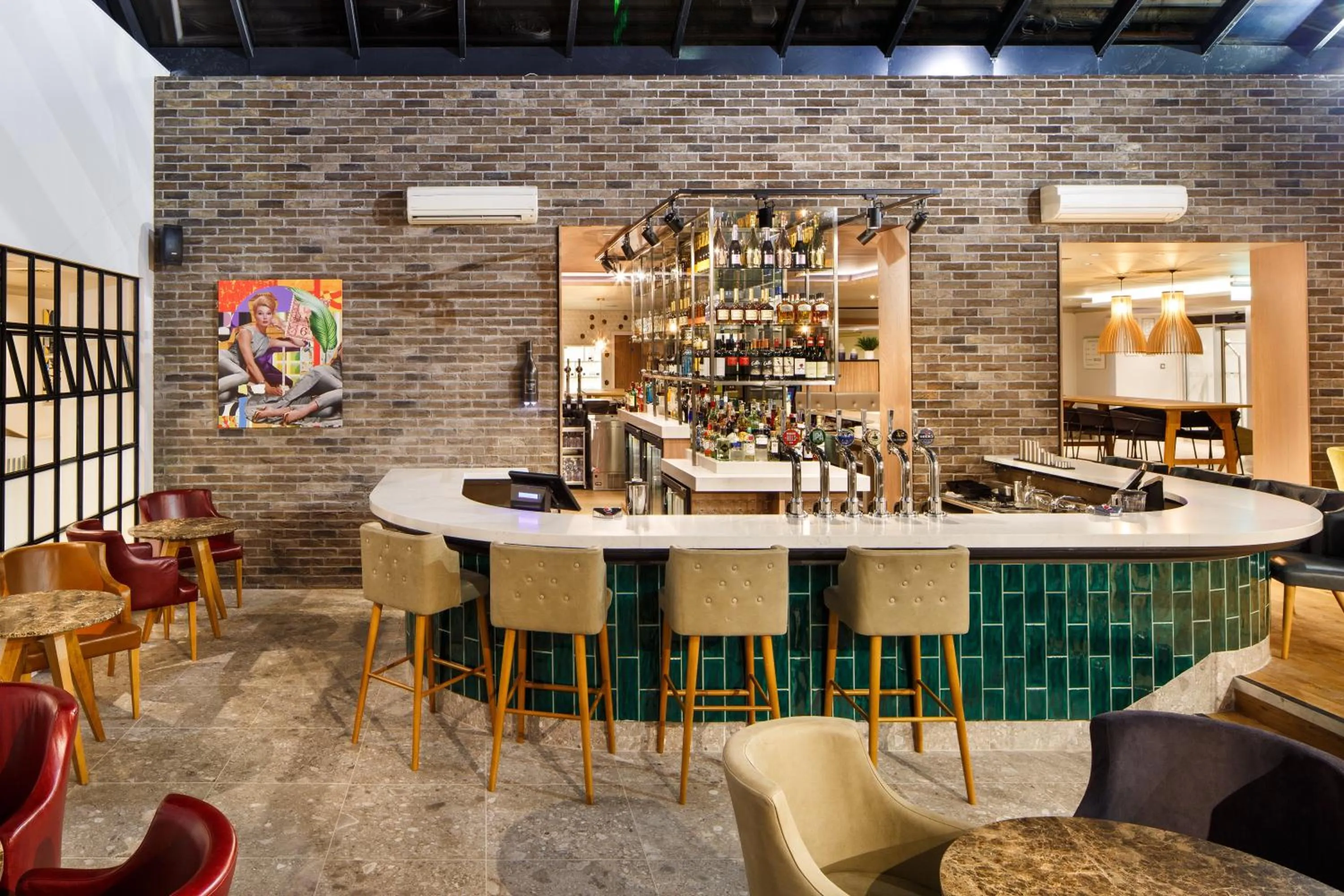 Lounge or bar in Holiday Inn Brentwood by IHG