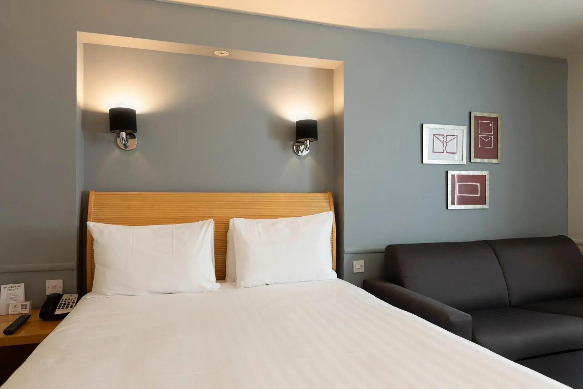 Double Room with Sofa Bed in Holiday Inn Brentwood by IHG Double Room with Sofa Bed in Holiday Inn Brentwood by IHG