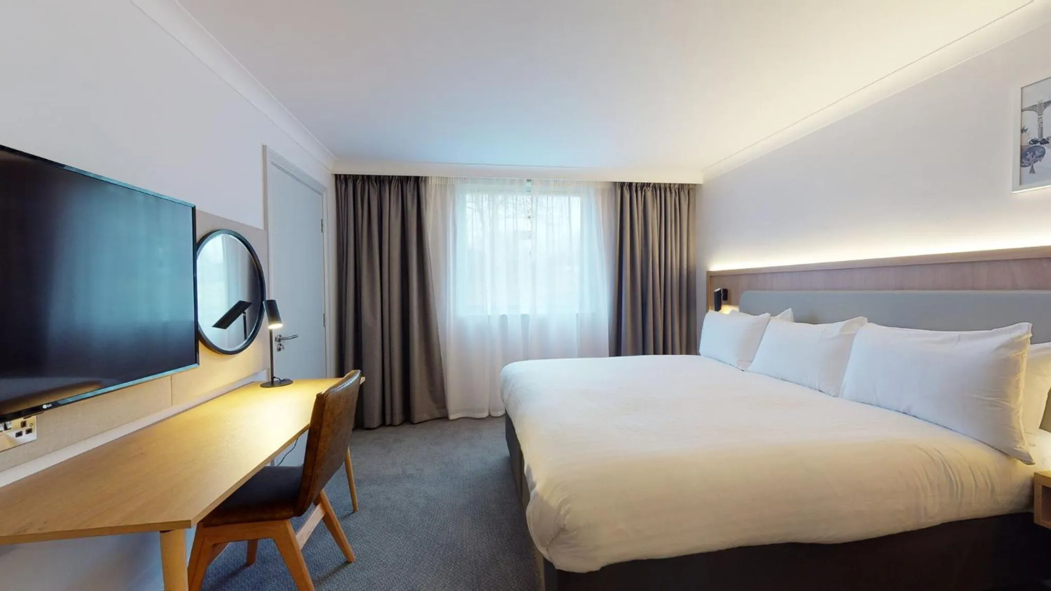 Photo of the whole room, Bed in Holiday Inn Brentwood by IHG