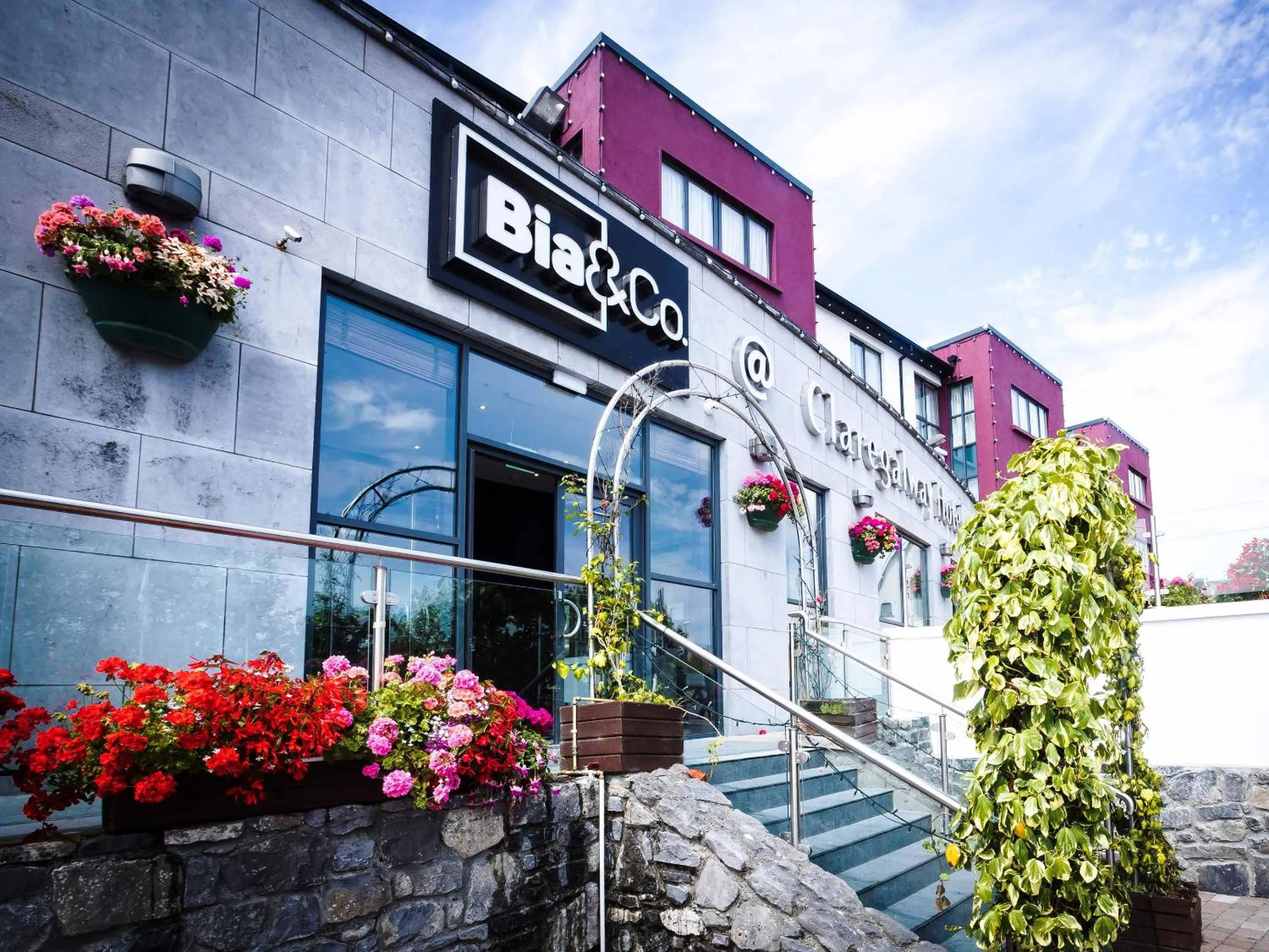 Restaurant/places to eat in Claregalway Hotel