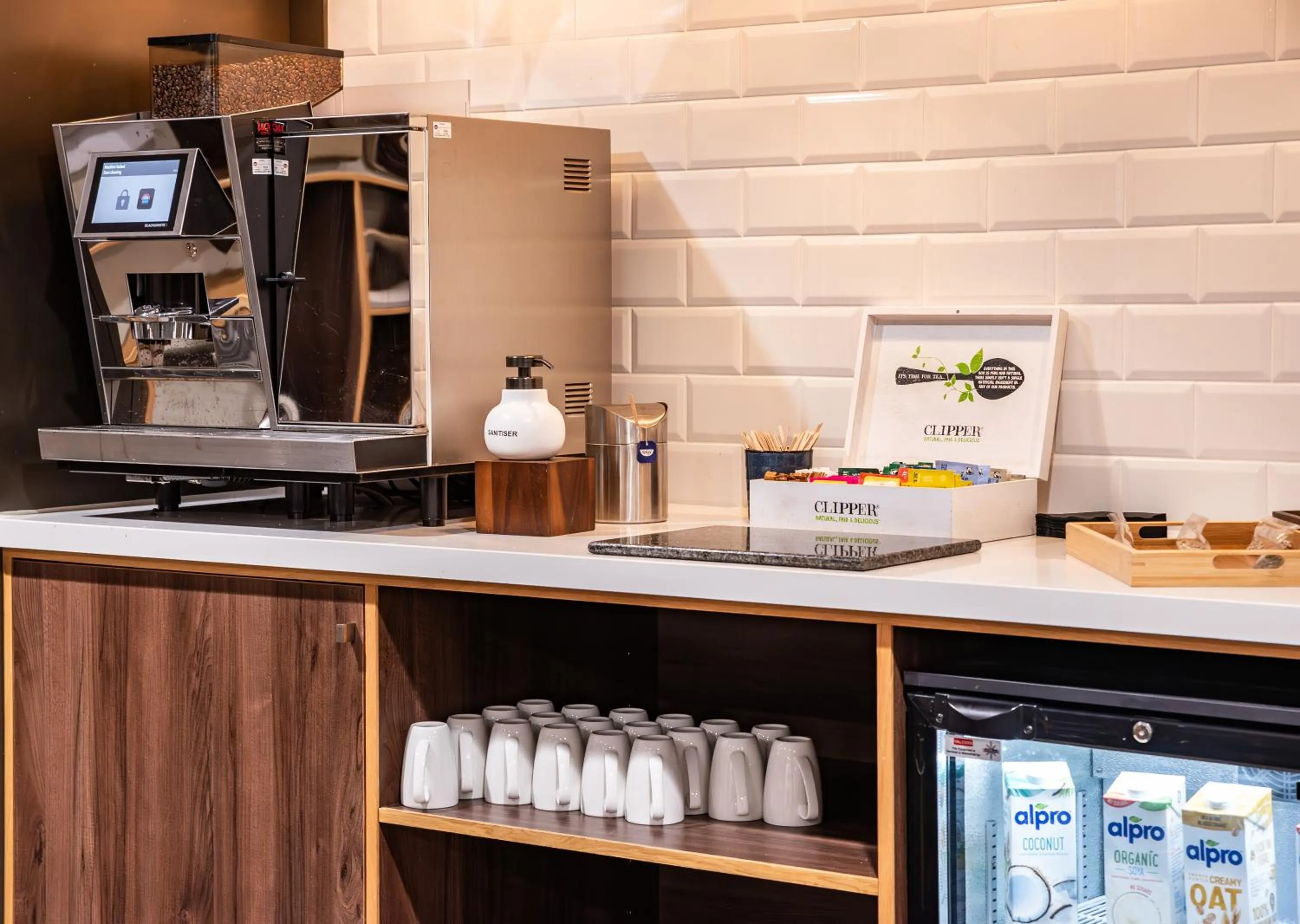 Coffee/tea facilities in Holiday Inn London - Gatwick Airport by IHG