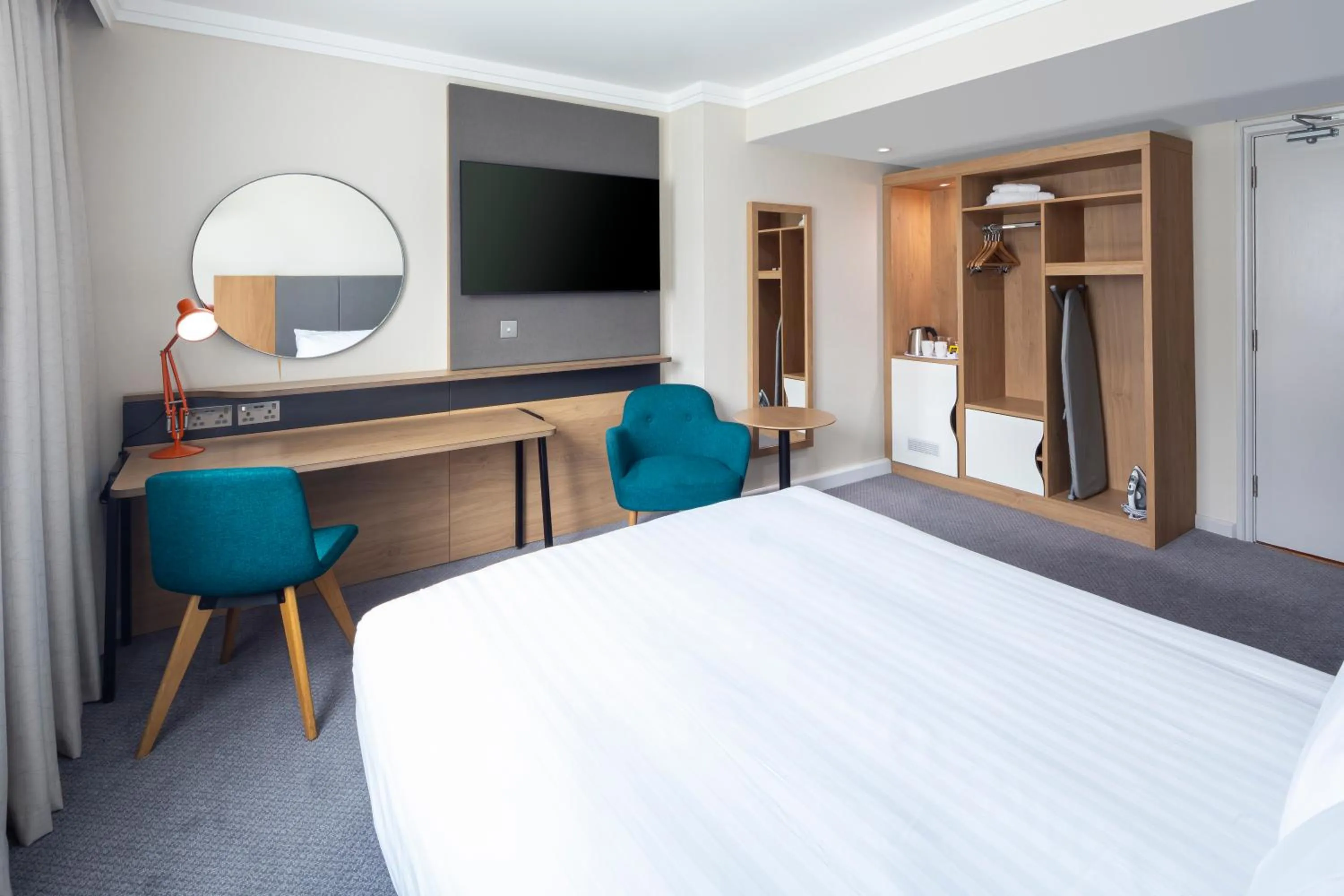 Photo of the whole room, Bed in Holiday Inn London - Gatwick Airport by IHG