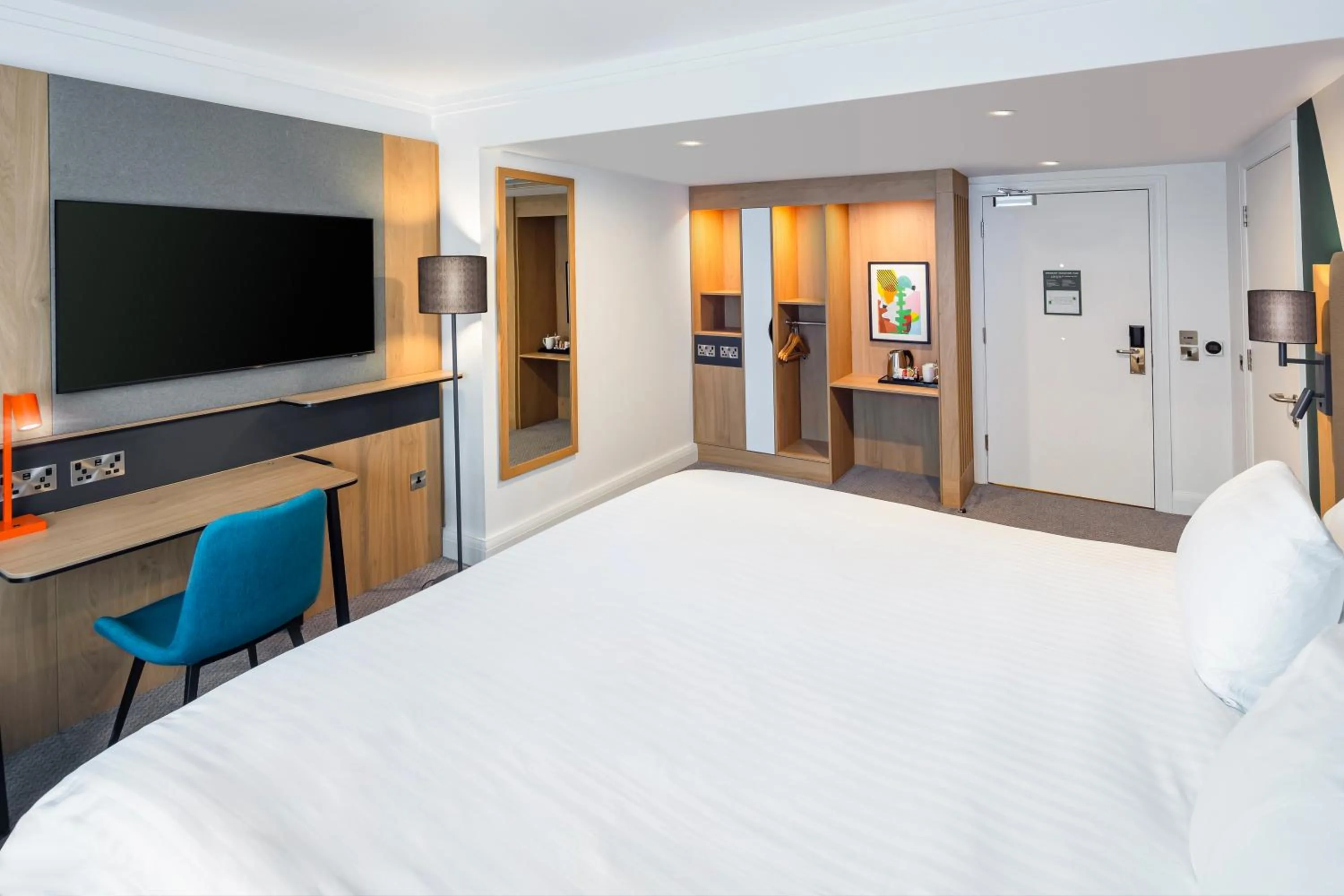 Coffee/tea facilities, Bed in Holiday Inn London - Gatwick Airport by IHG