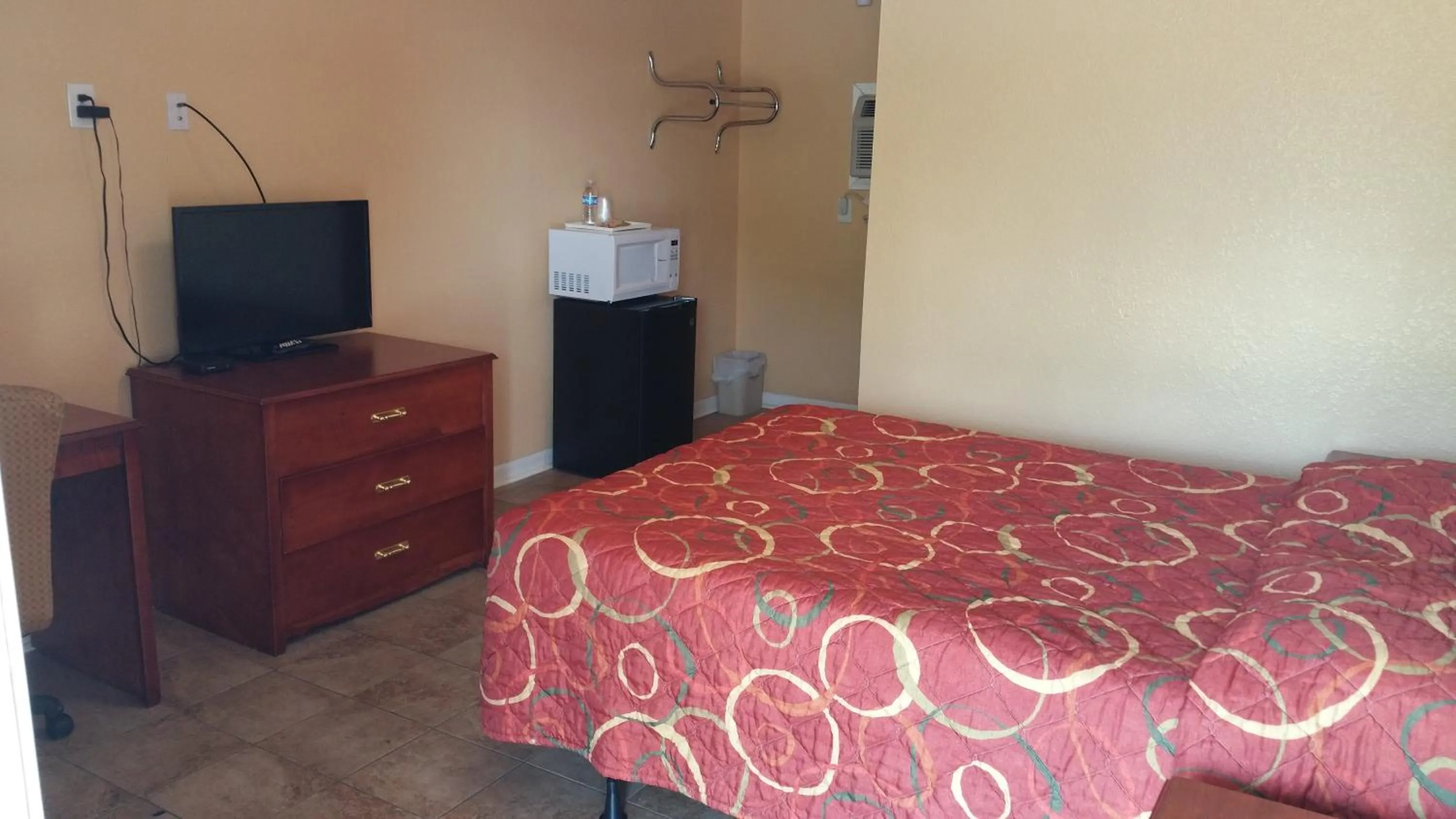Photo of the whole room, Bed in Budget Inn