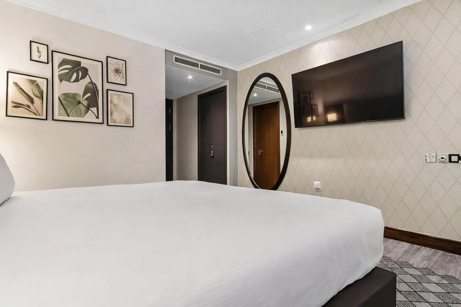 TV and multimedia, Bed in Doubletree By Hilton London Kensington