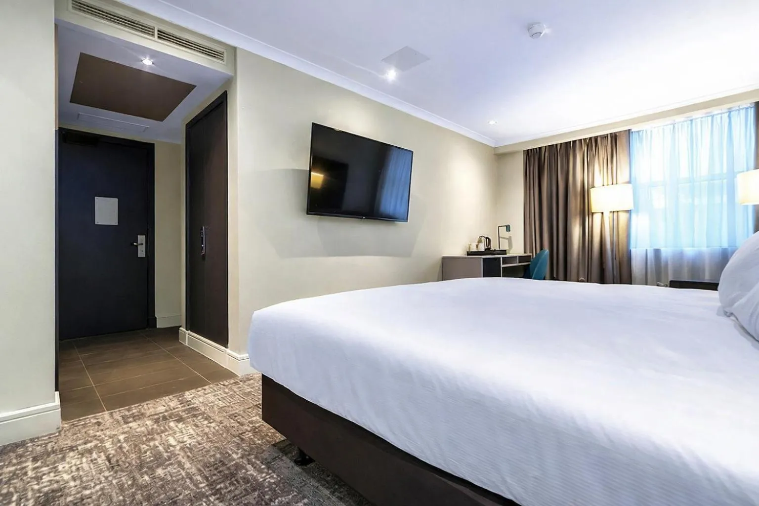 Bed in Doubletree By Hilton London Kensington