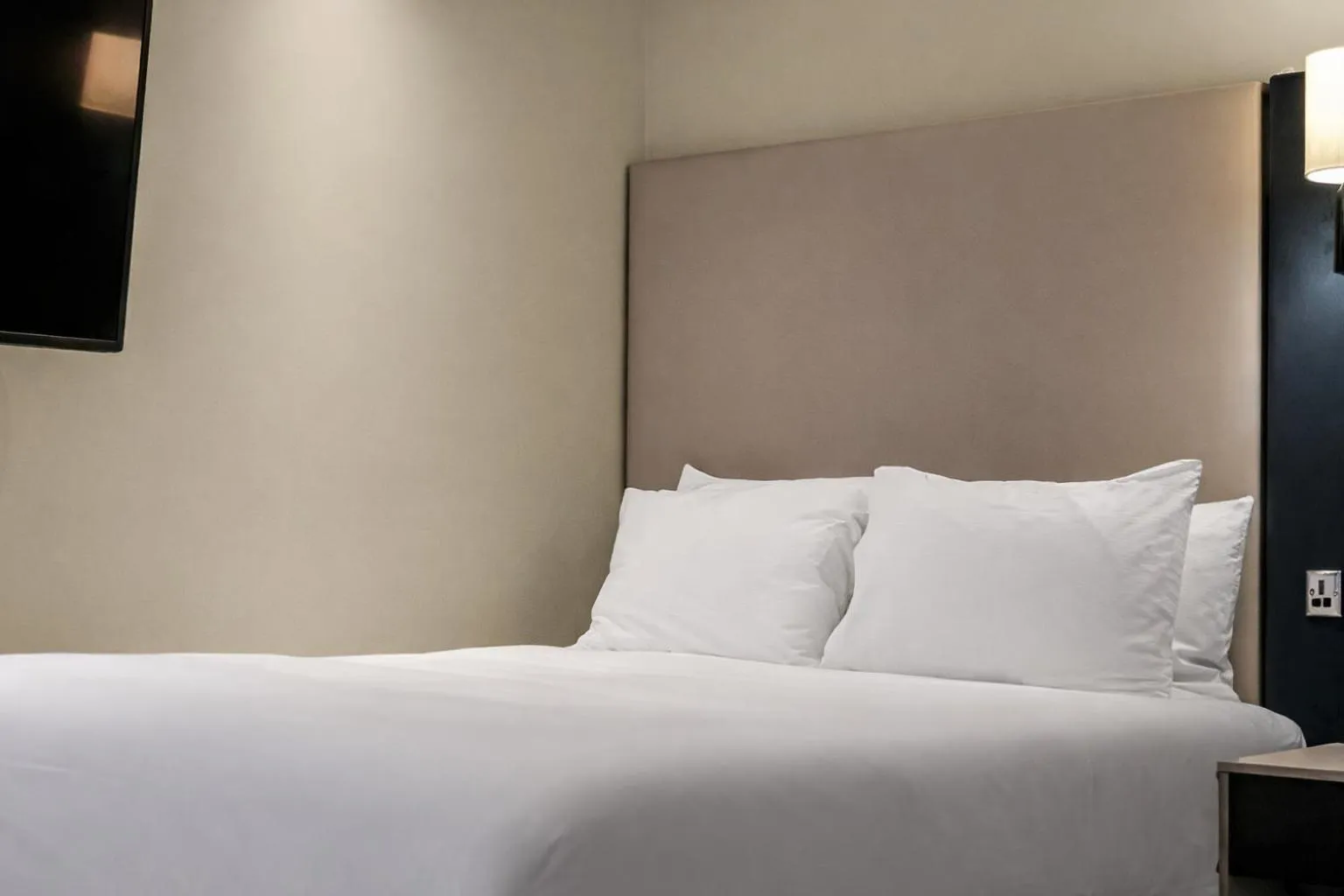 Bed in Doubletree By Hilton London Kensington