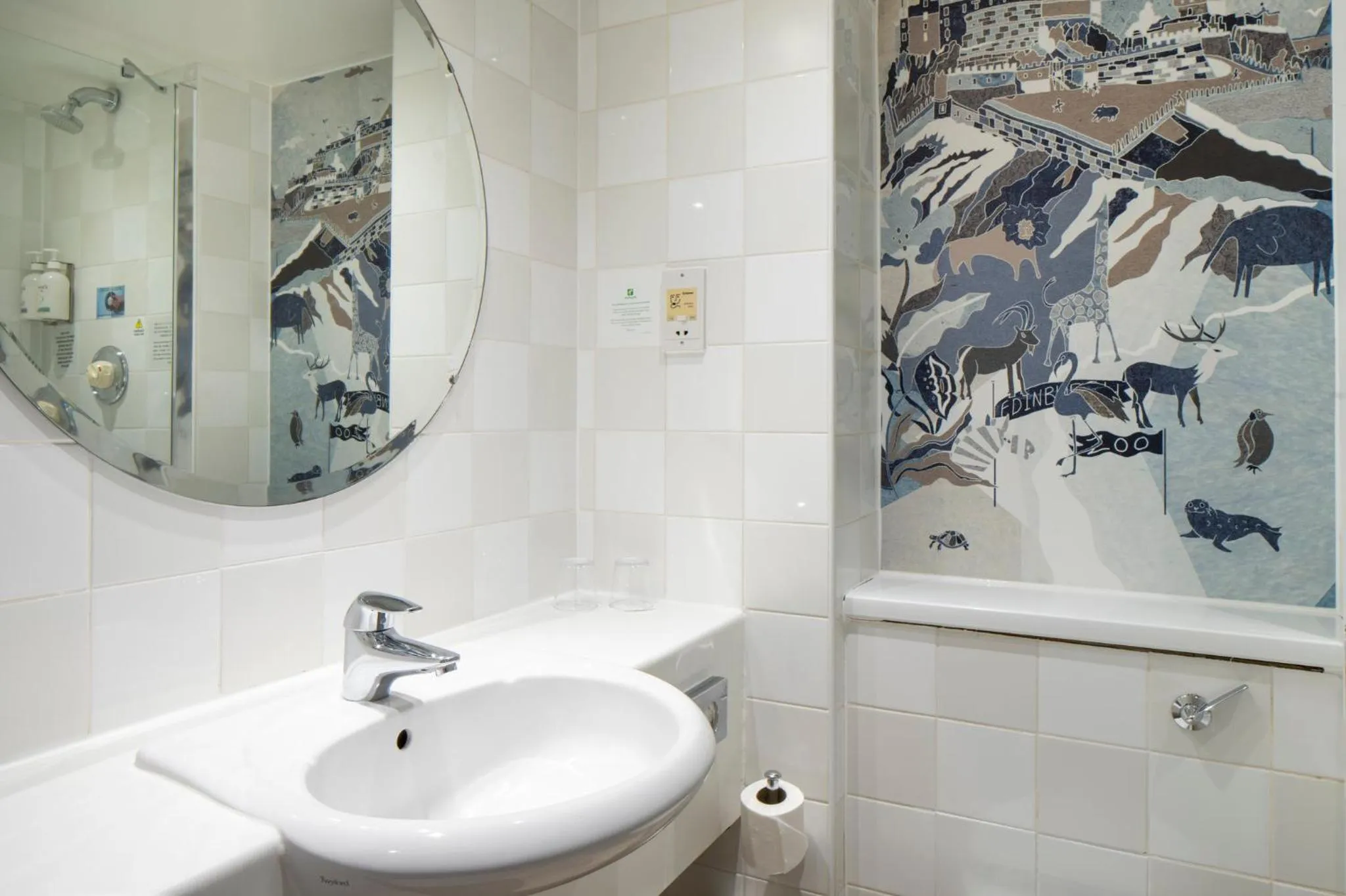 Photo of the whole room in Holiday Inn Edinburgh Zoo by IHG