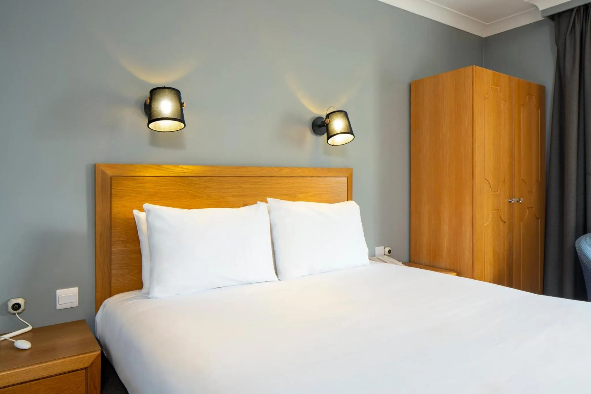 Photo of the whole room, Bed in Holiday Inn Edinburgh Zoo by IHG