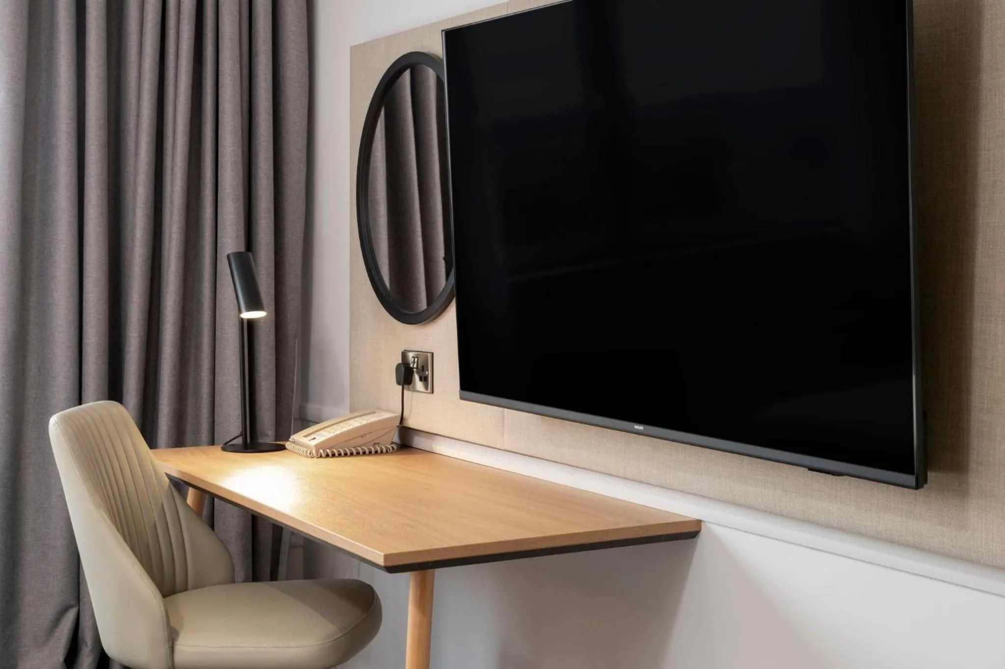 Photo of the whole room in Holiday Inn Edinburgh Zoo by IHG