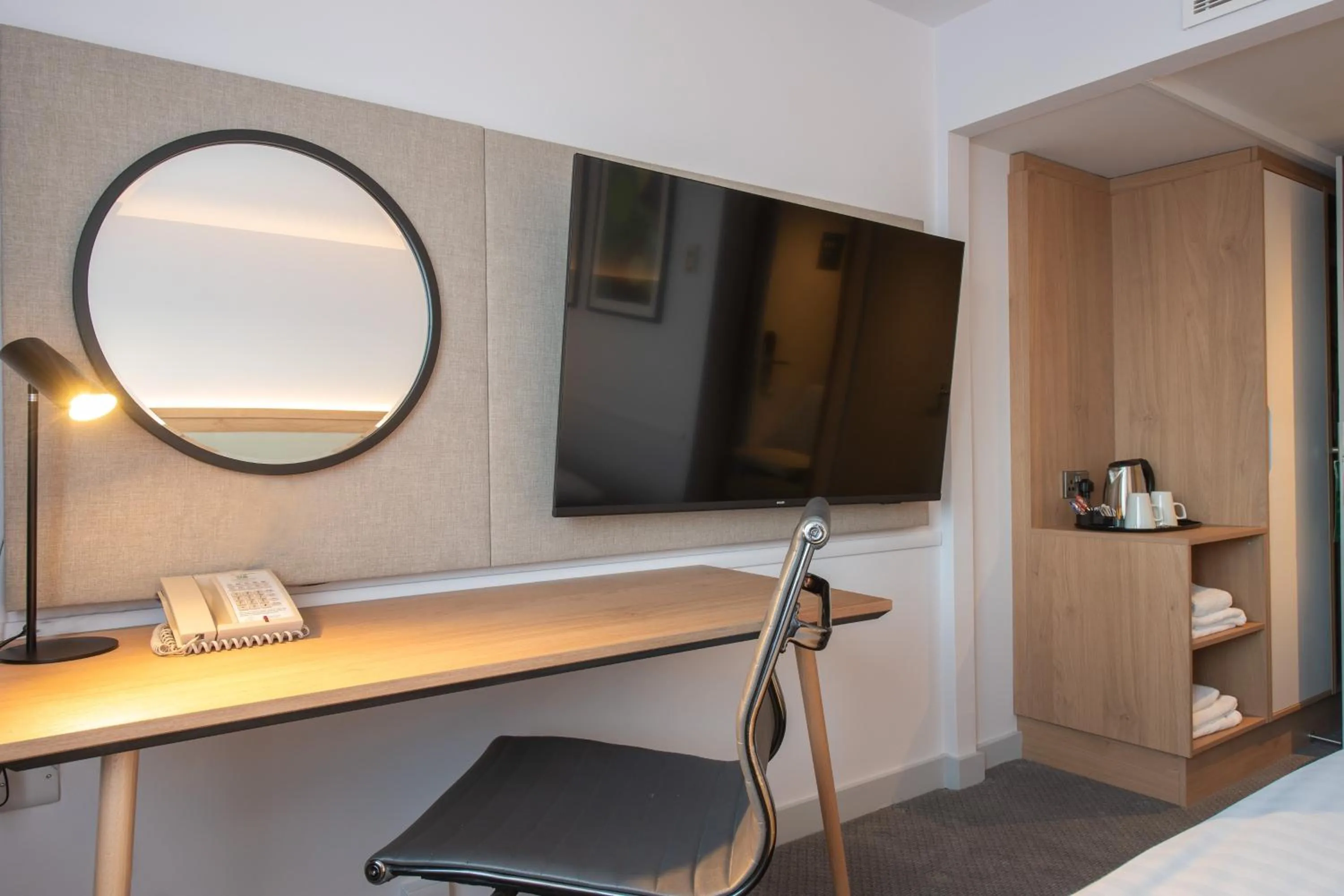 Photo of the whole room, Bed in Holiday Inn Edinburgh Zoo by IHG