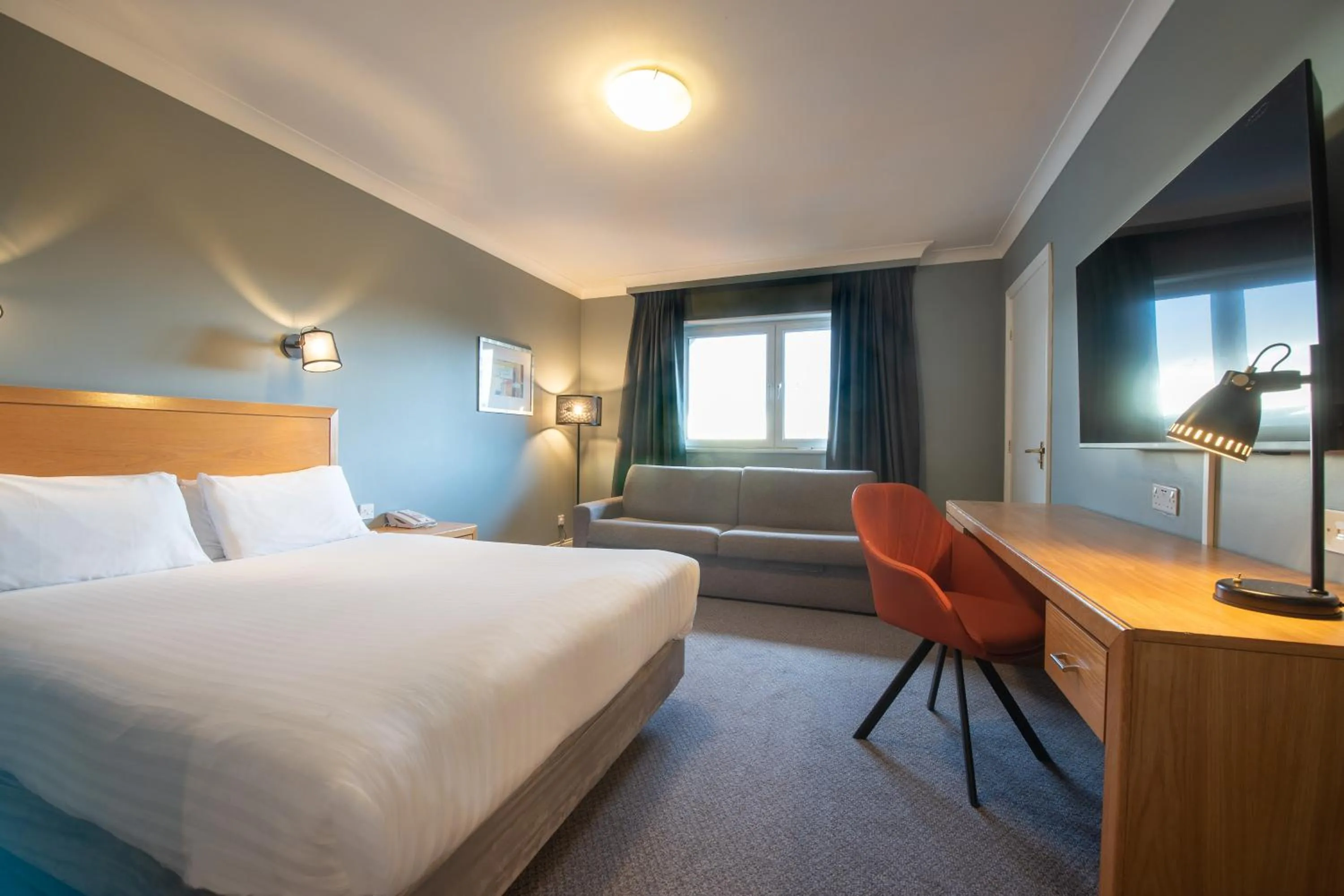 Photo of the whole room, Bed in Holiday Inn Edinburgh Zoo by IHG