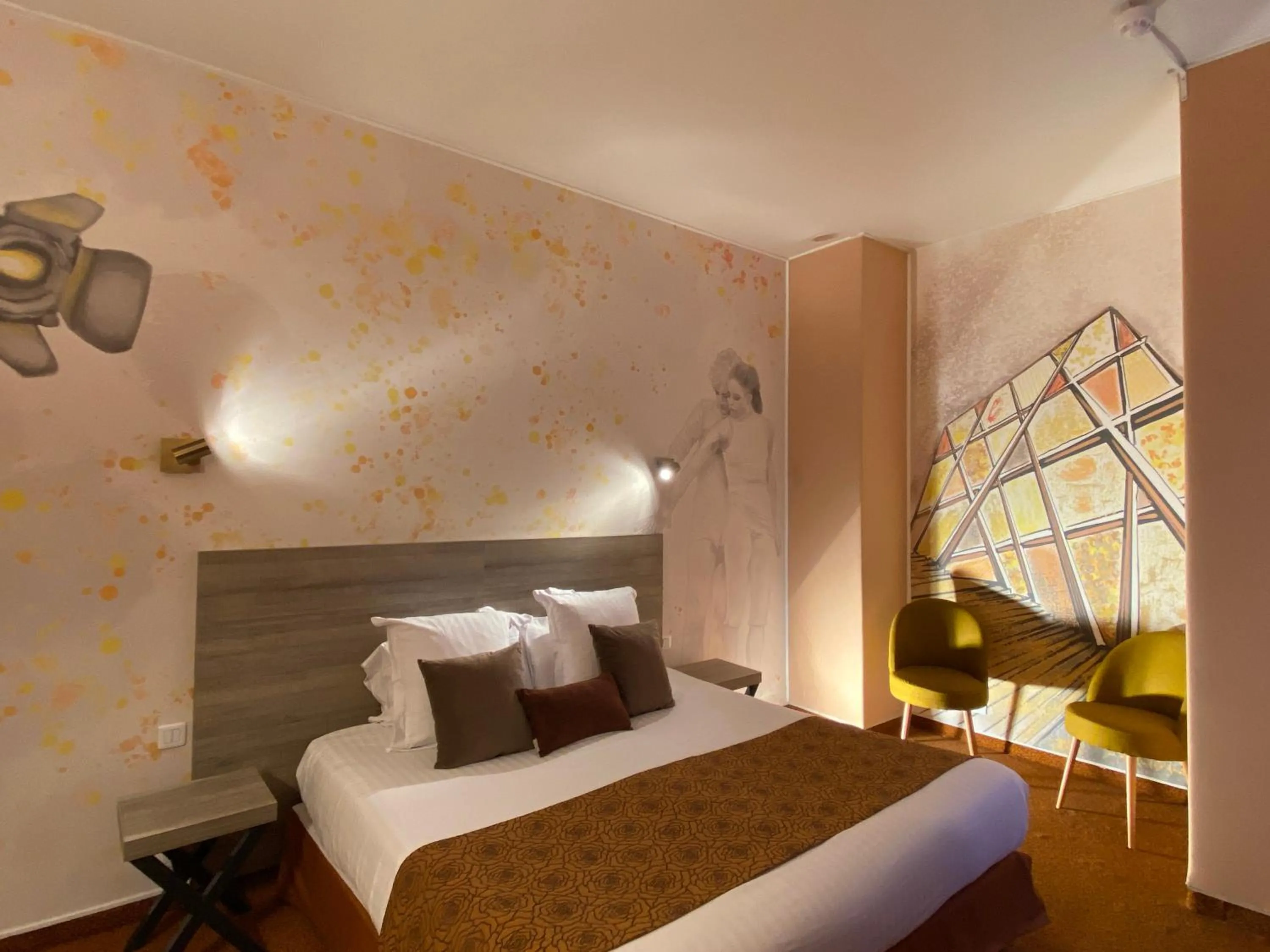 Bed in Hôtel des Augustins