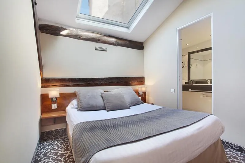 Bed in Hôtel des Augustins