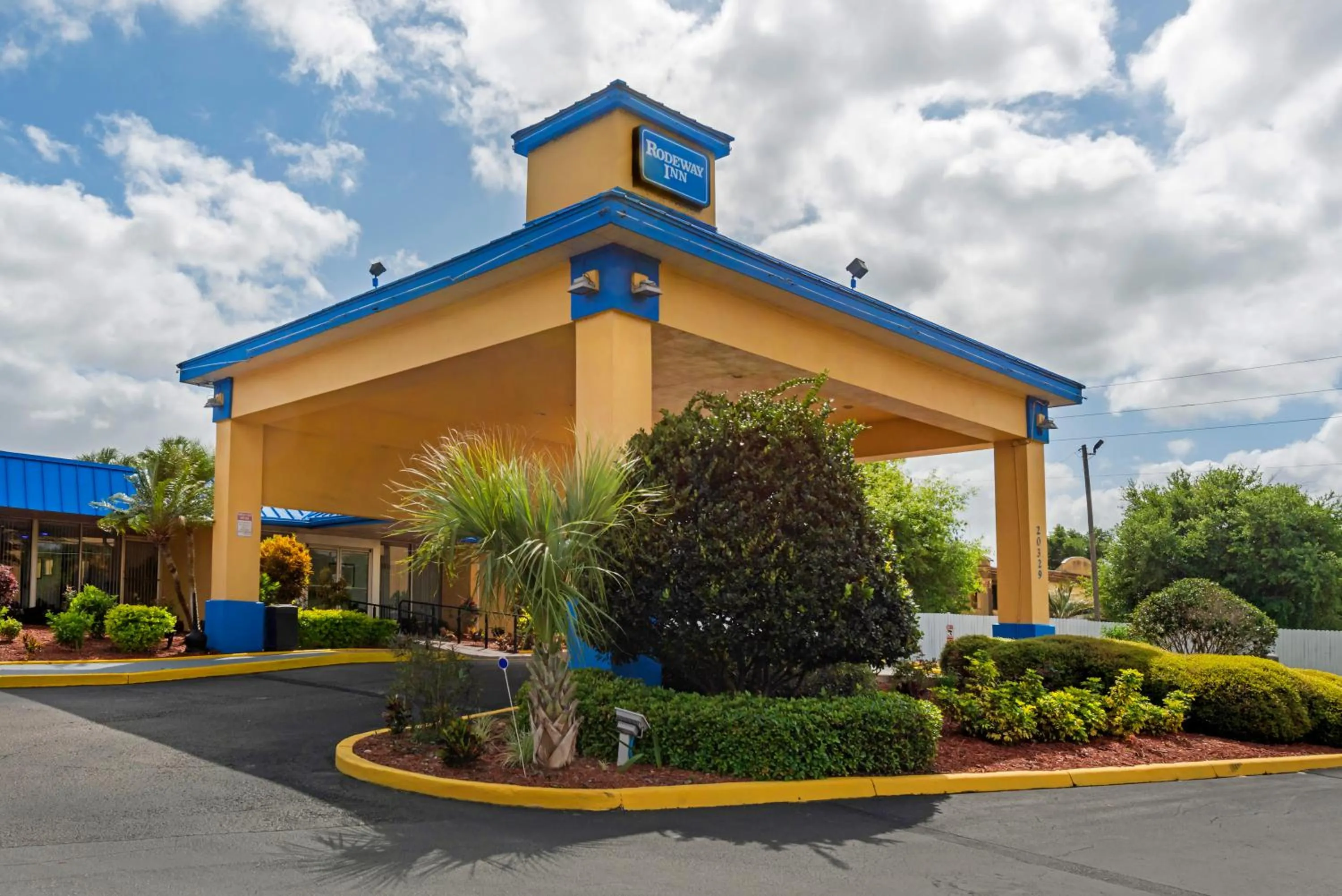 Property building in Rodeway Inn Clermont North