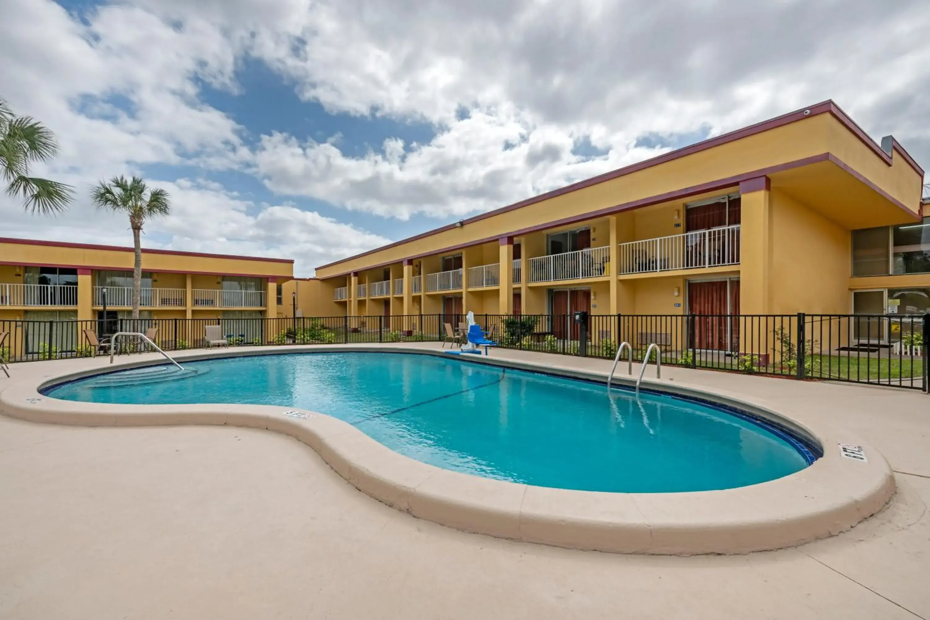 Swimming pool in Rodeway Inn Clermont - Minneola - Groveland - Leeseburg Swimming pool in Rodeway Inn Clermont - Minneola - Groveland - Leeseburg